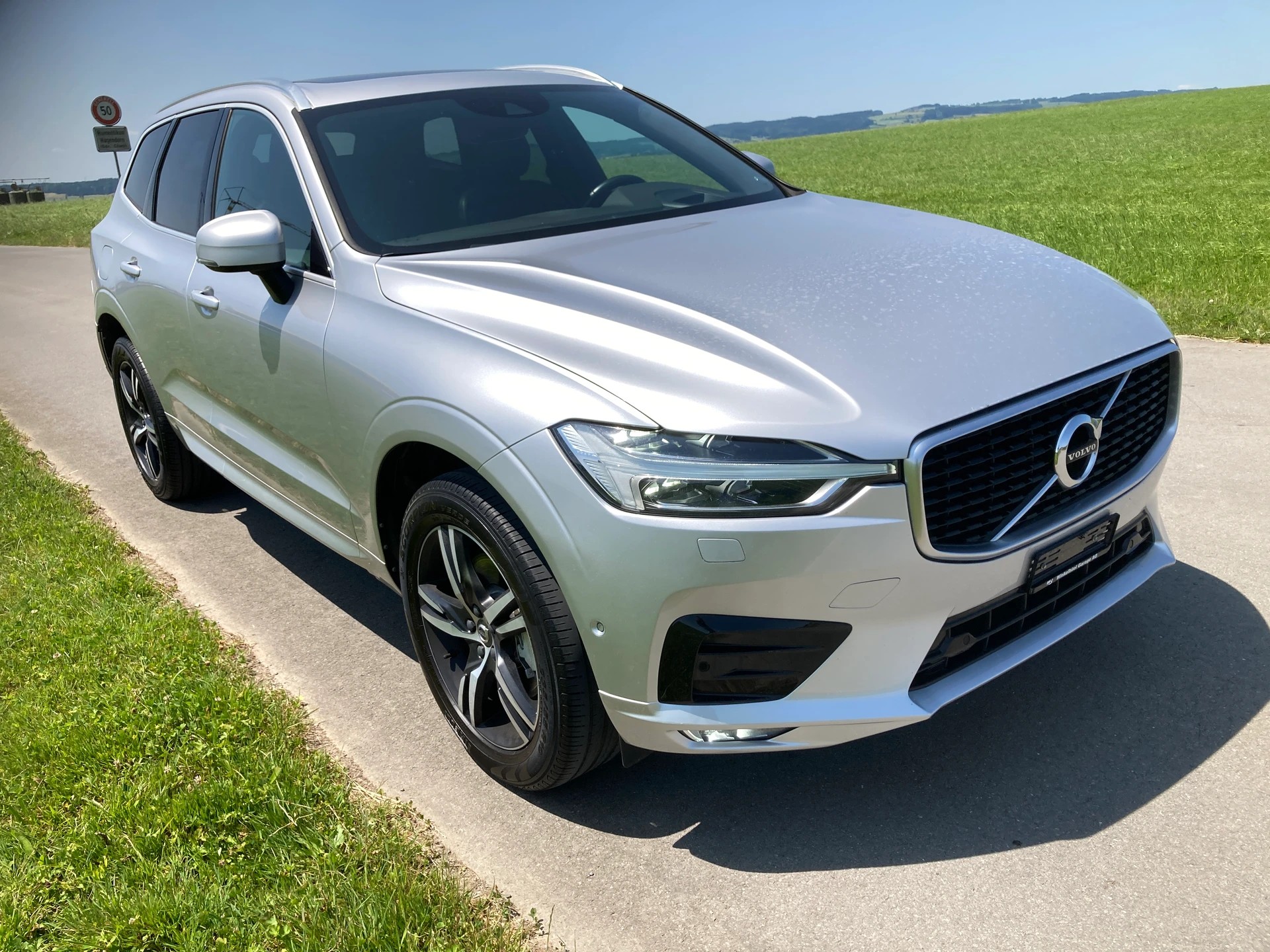 VOLVO XC60 D4 AWD R-Design Geartronic-image-1