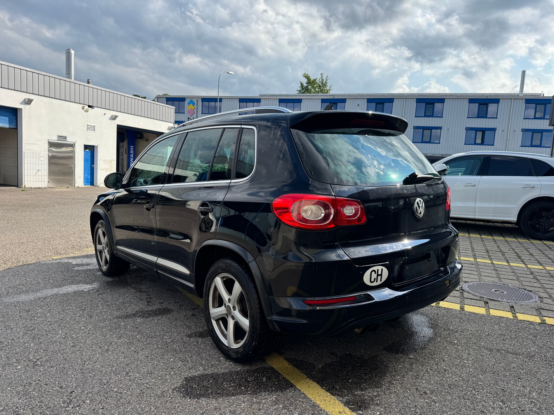 VW Tiguan 2.0 TSI Team DSG R Line-image-2