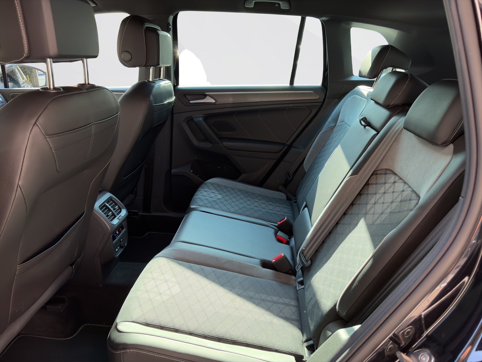 VW Tiguan 2.0 TDI SCR R-Line DSG-image-17
