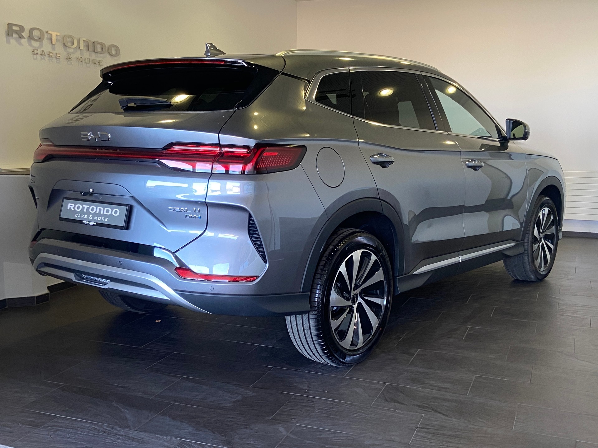 BYD Seal U DM-i Design AWD-showroom-element-1