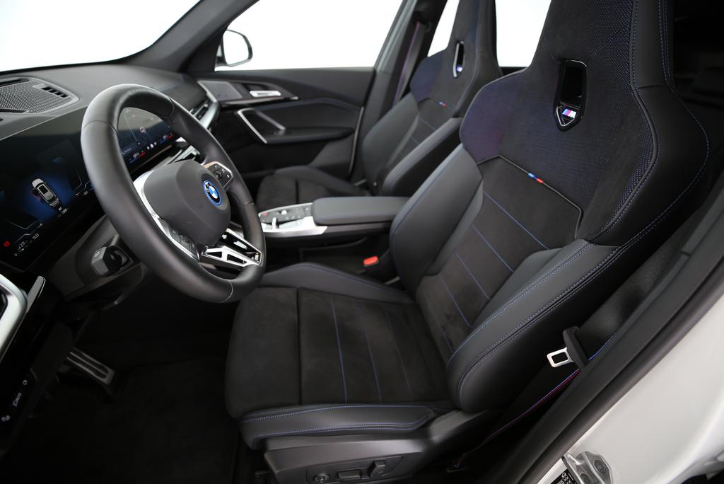 BMW X1 30e xDrive paddles-image-3