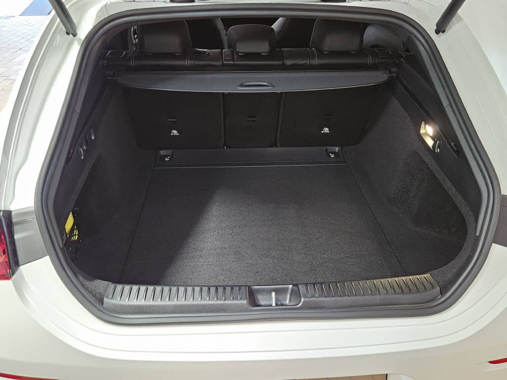 MERCEDES-BENZ CLA 220 4Matic AMG Line Shooting Brake-showroom-element-3
