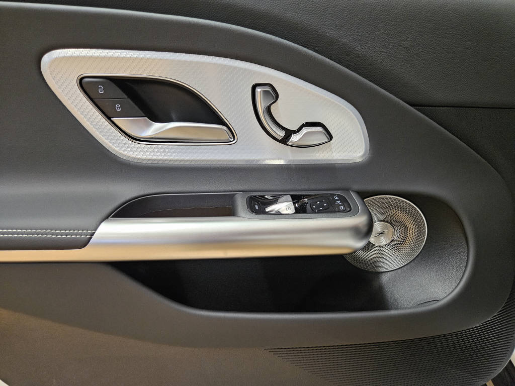 MERCEDES-BENZ CLA 220 4Matic AMG Line Shooting Brake-image-9