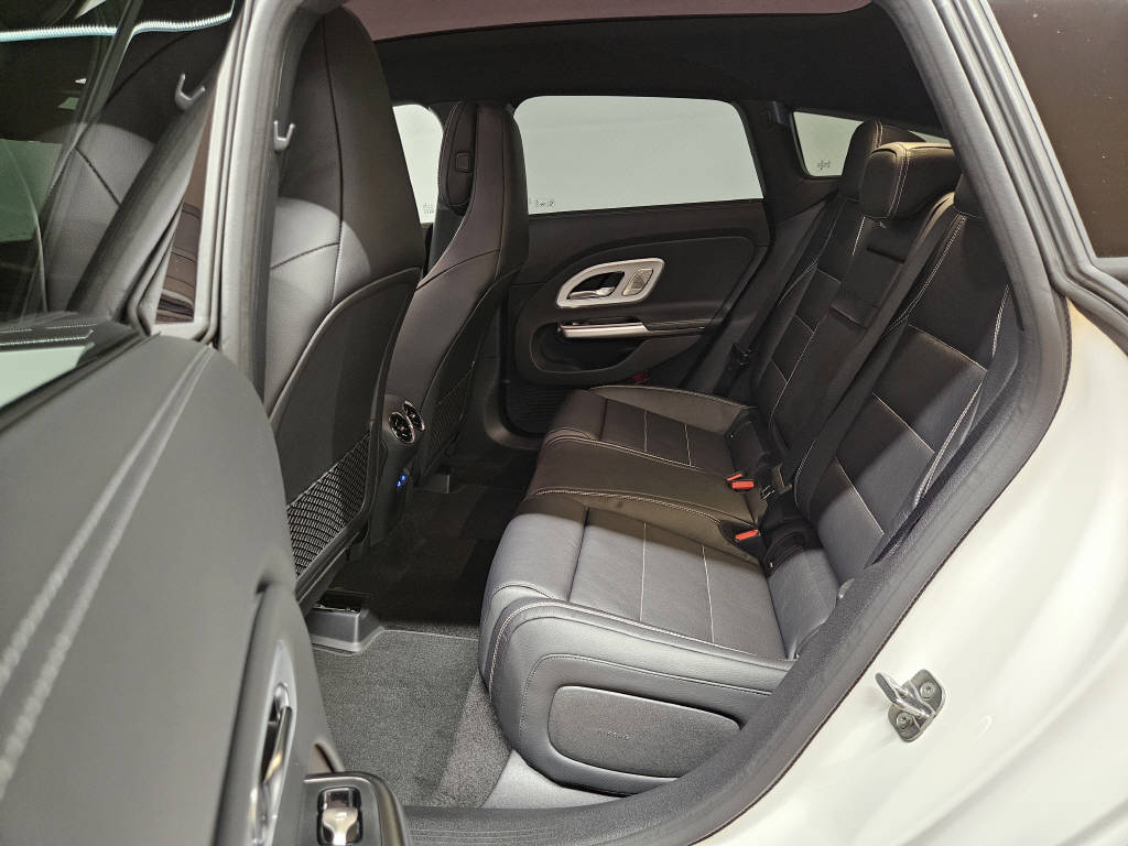 MERCEDES-BENZ CLA 220 4Matic AMG Line Shooting Brake-image-12