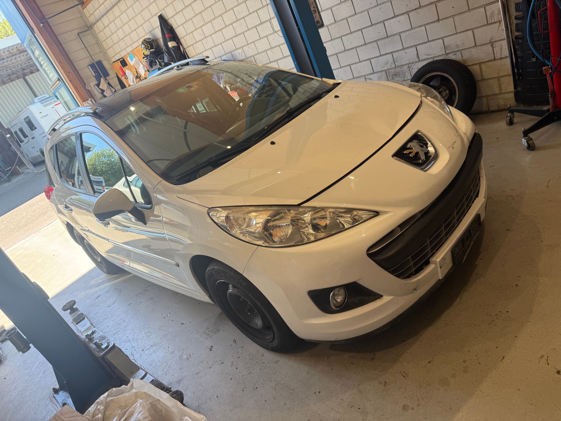 PEUGEOT 207 SW 1.4 16V Millesim 200-image-5