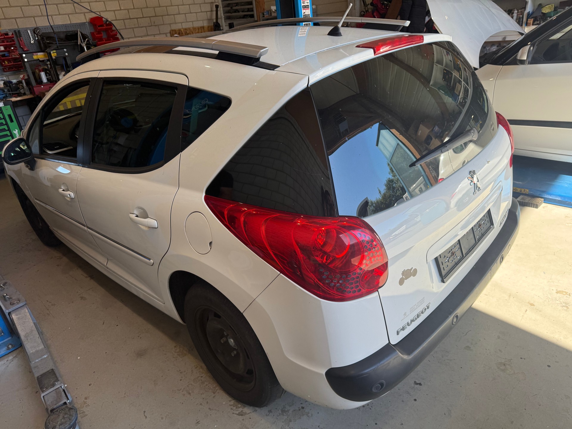 PEUGEOT 207 SW 1.4 16V Millesim 200-image-7
