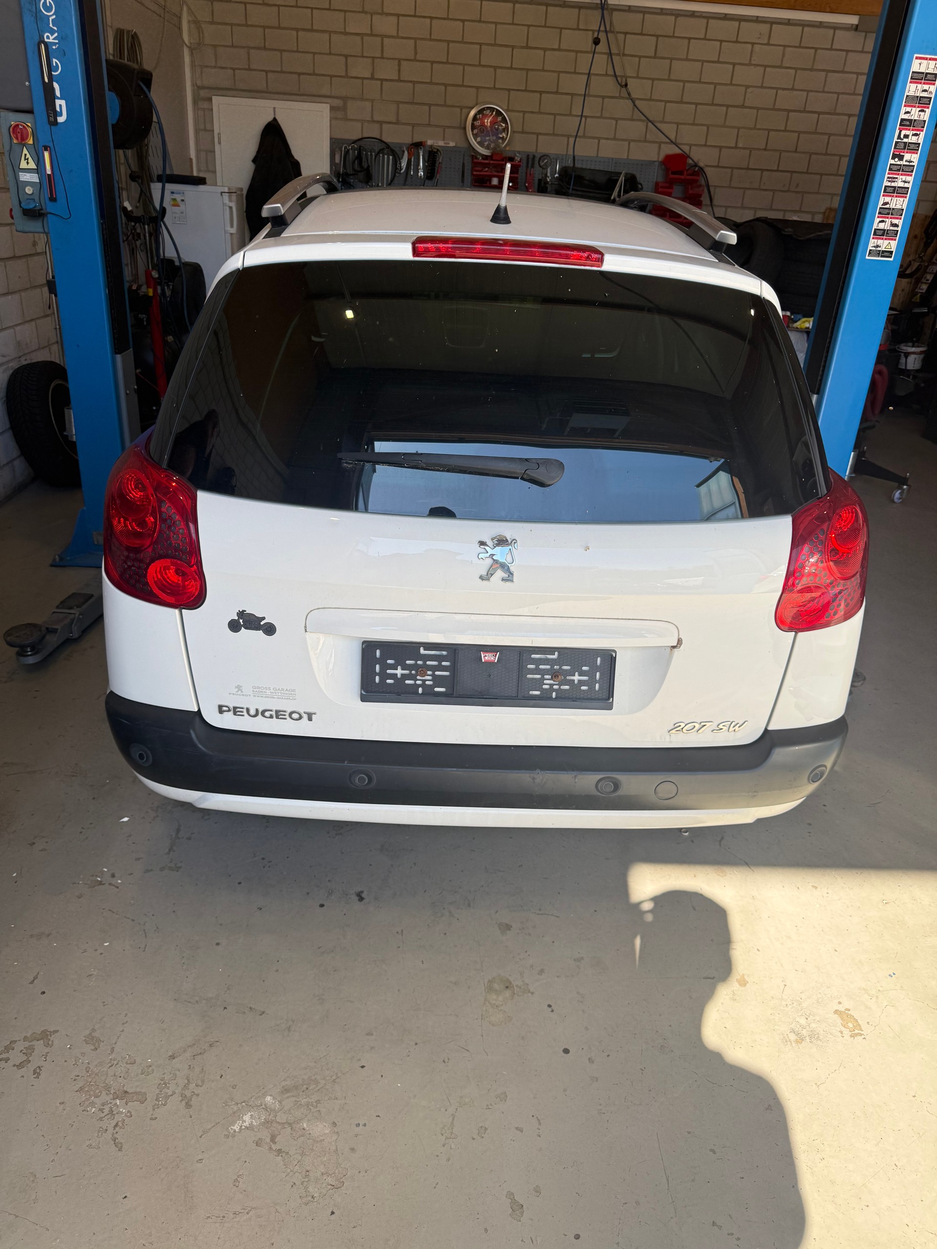 PEUGEOT 207 SW 1.4 16V Millesim 200-image-8