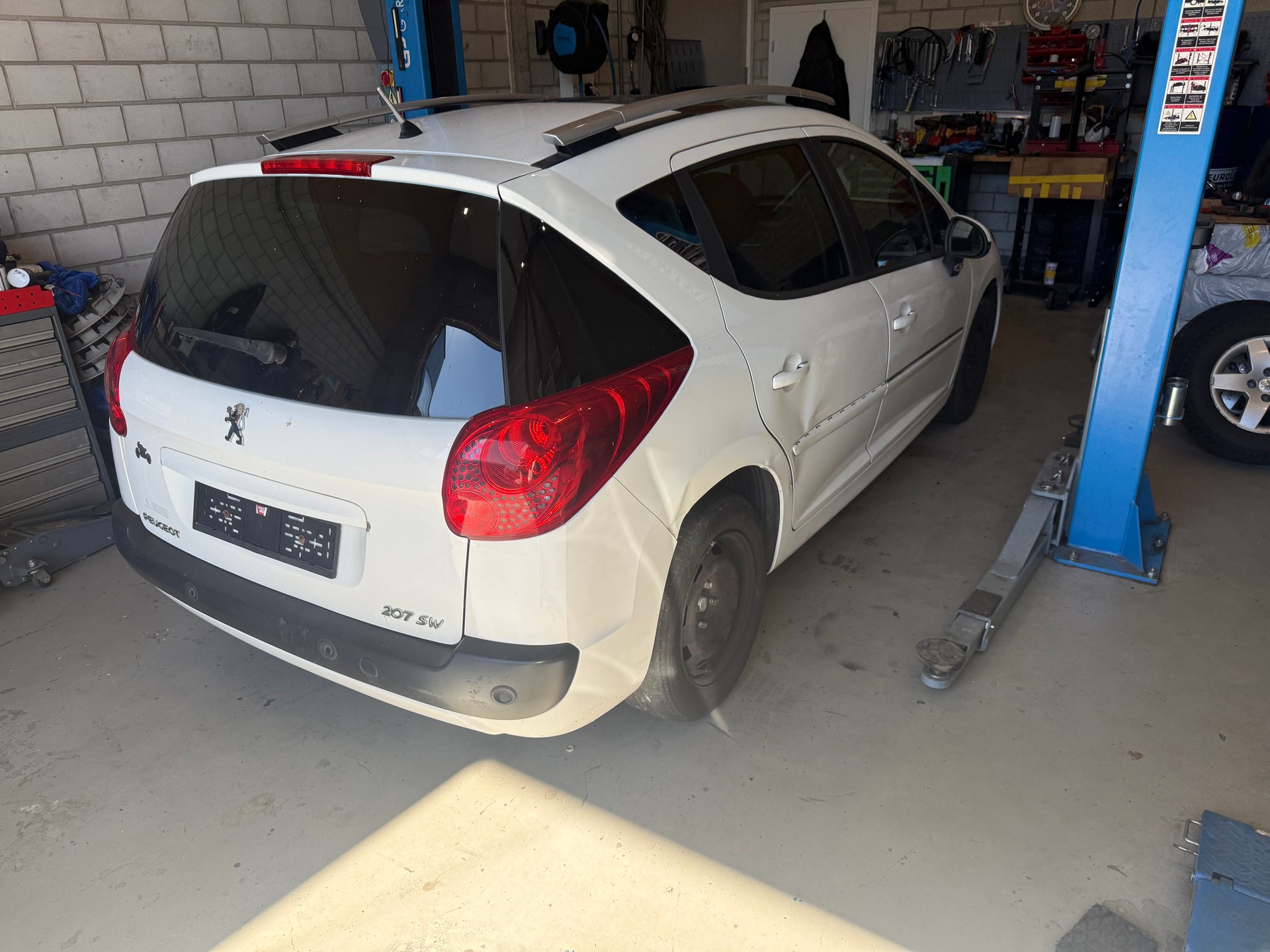 PEUGEOT 207 SW 1.4 16V Millesim 200-image-9