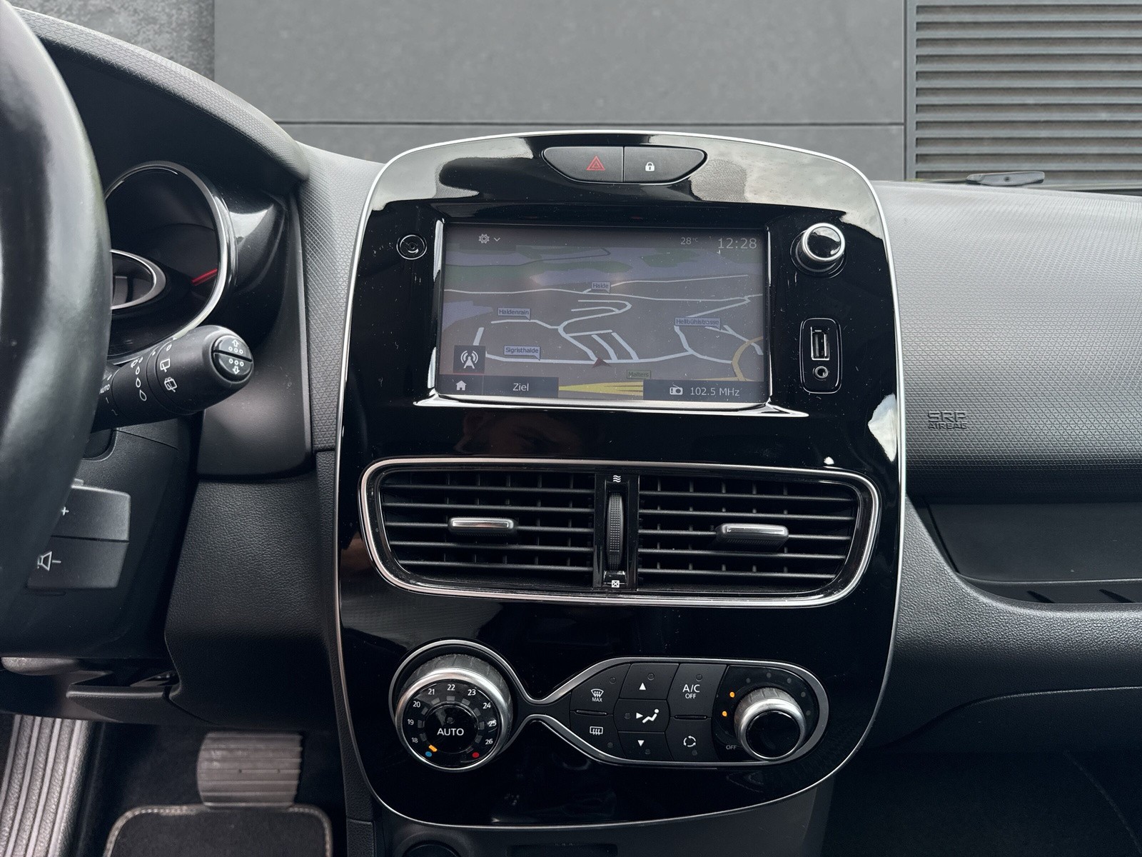 RENAULT Clio 1.2 16V T Intens EDC-image-13
