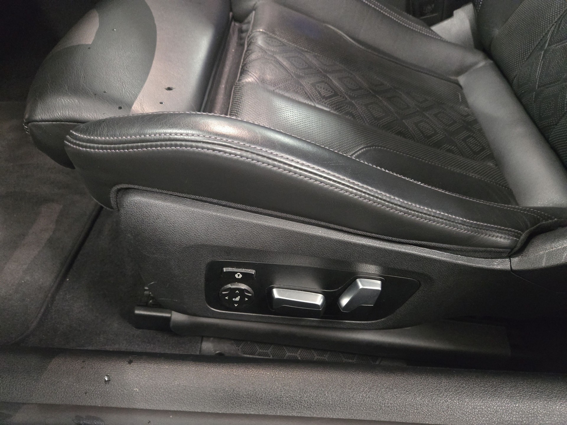BMW M8 xDrive Steptronic M Competition-image-17