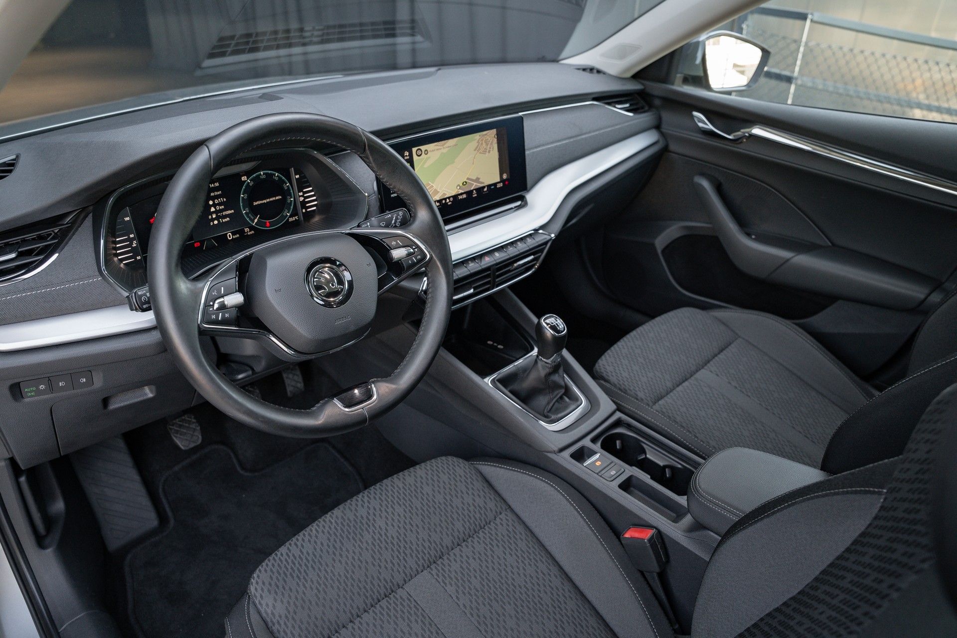 SKODA Octavia Combi 1.5 TSI ACT EVO Ambition-image-12