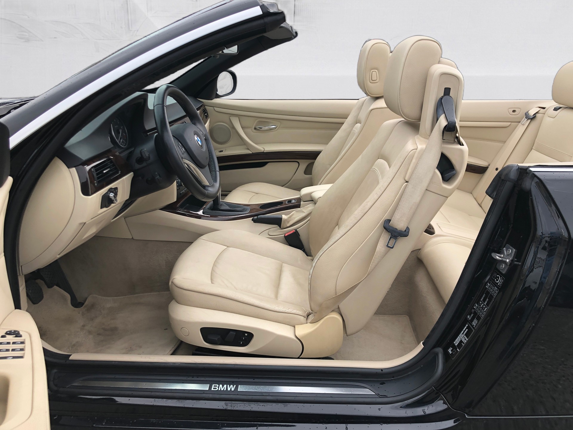 BMW 320i Cabriolet-image-14