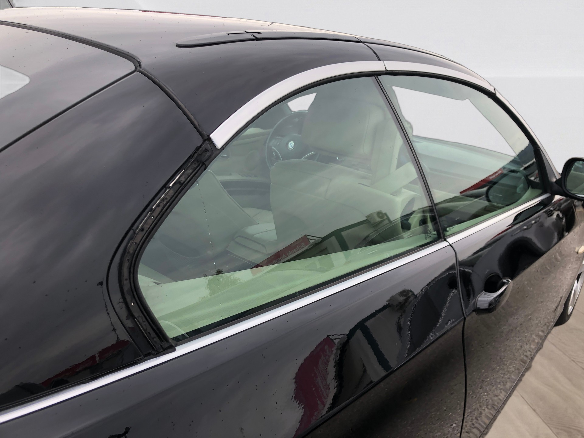 BMW 320i Cabriolet-image-11