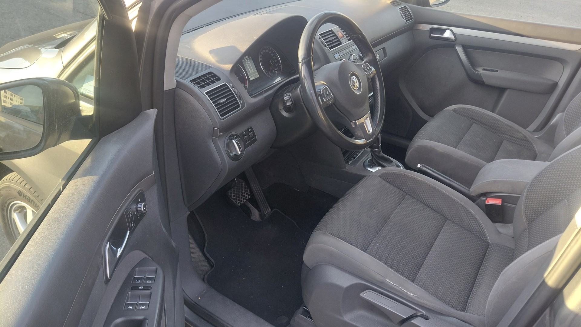 VW Touran 2.0 TDI BlueMotion Technology Team DSG 7 Plätze-image-10