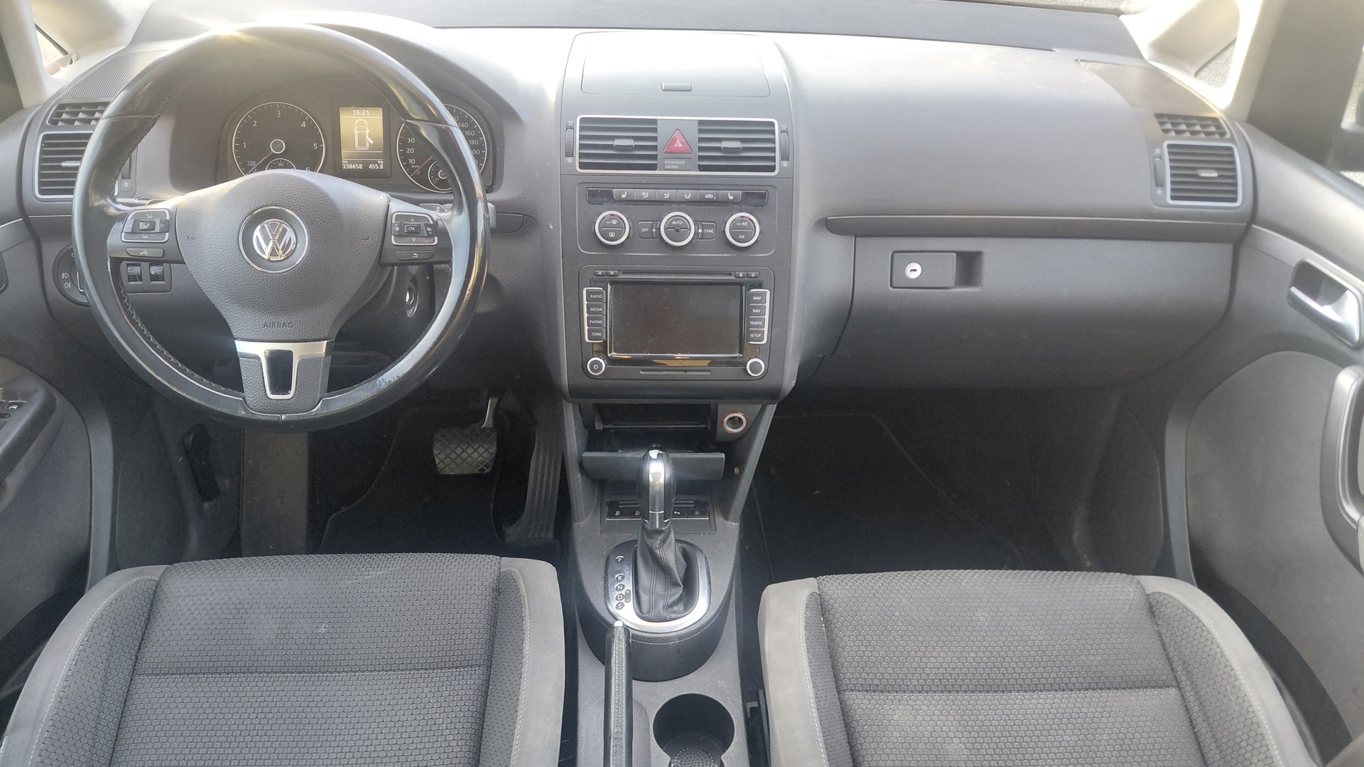 VW Touran 2.0 TDI BlueMotion Technology Team DSG 7 Plätze-image-8