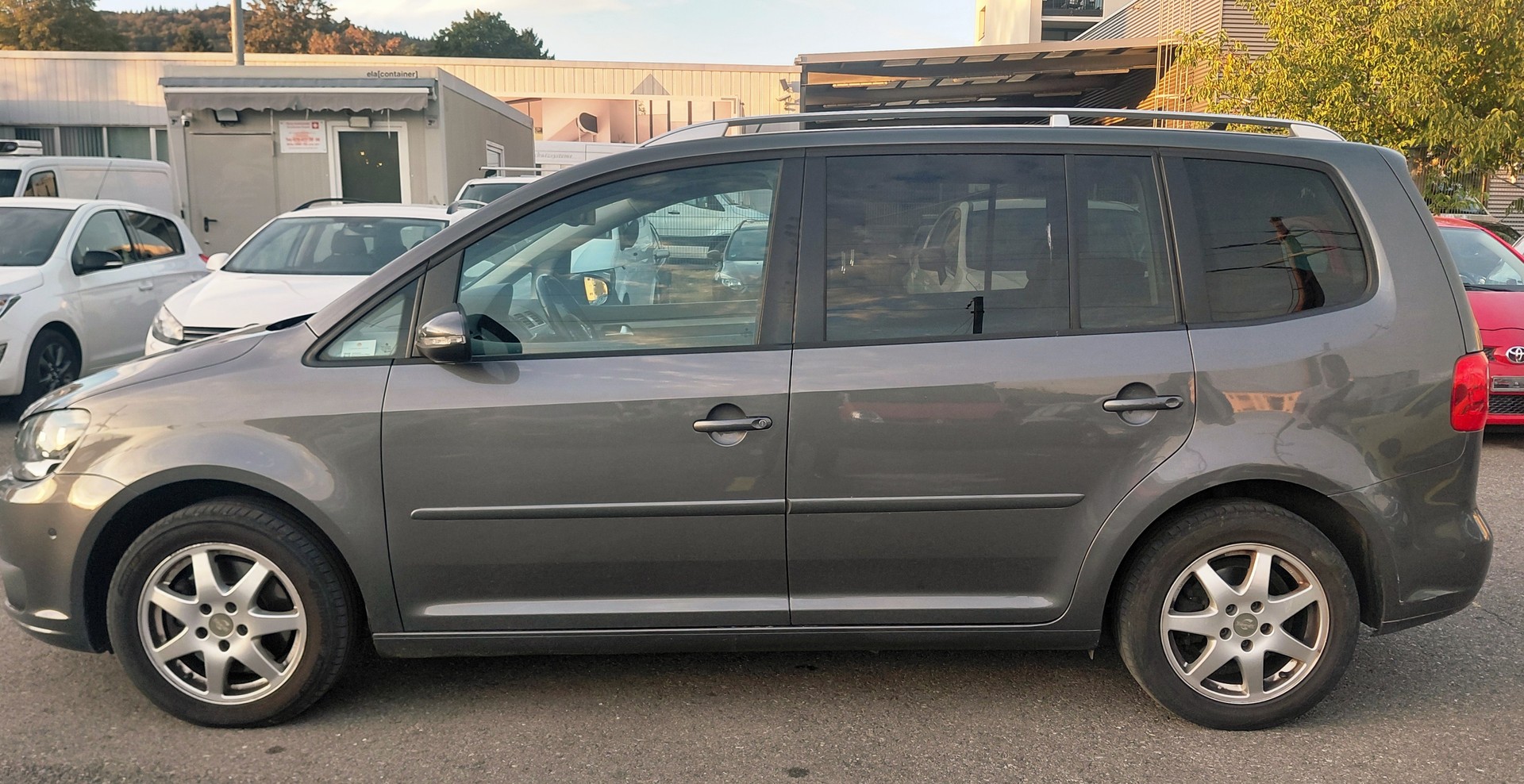 VW Touran 2.0 TDI BlueMotion Technology Team DSG 7 Plätze-image-6