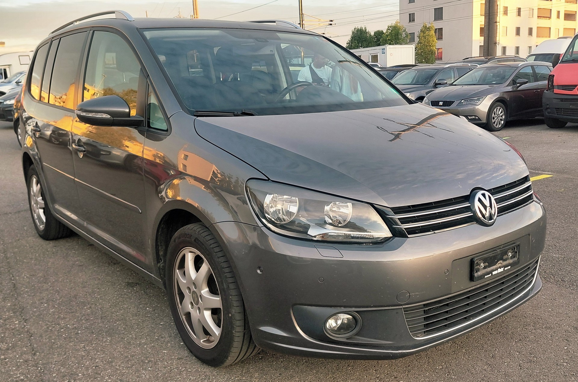 VW Touran 2.0 TDI BlueMotion Technology Team DSG 7 Plätze-image-1