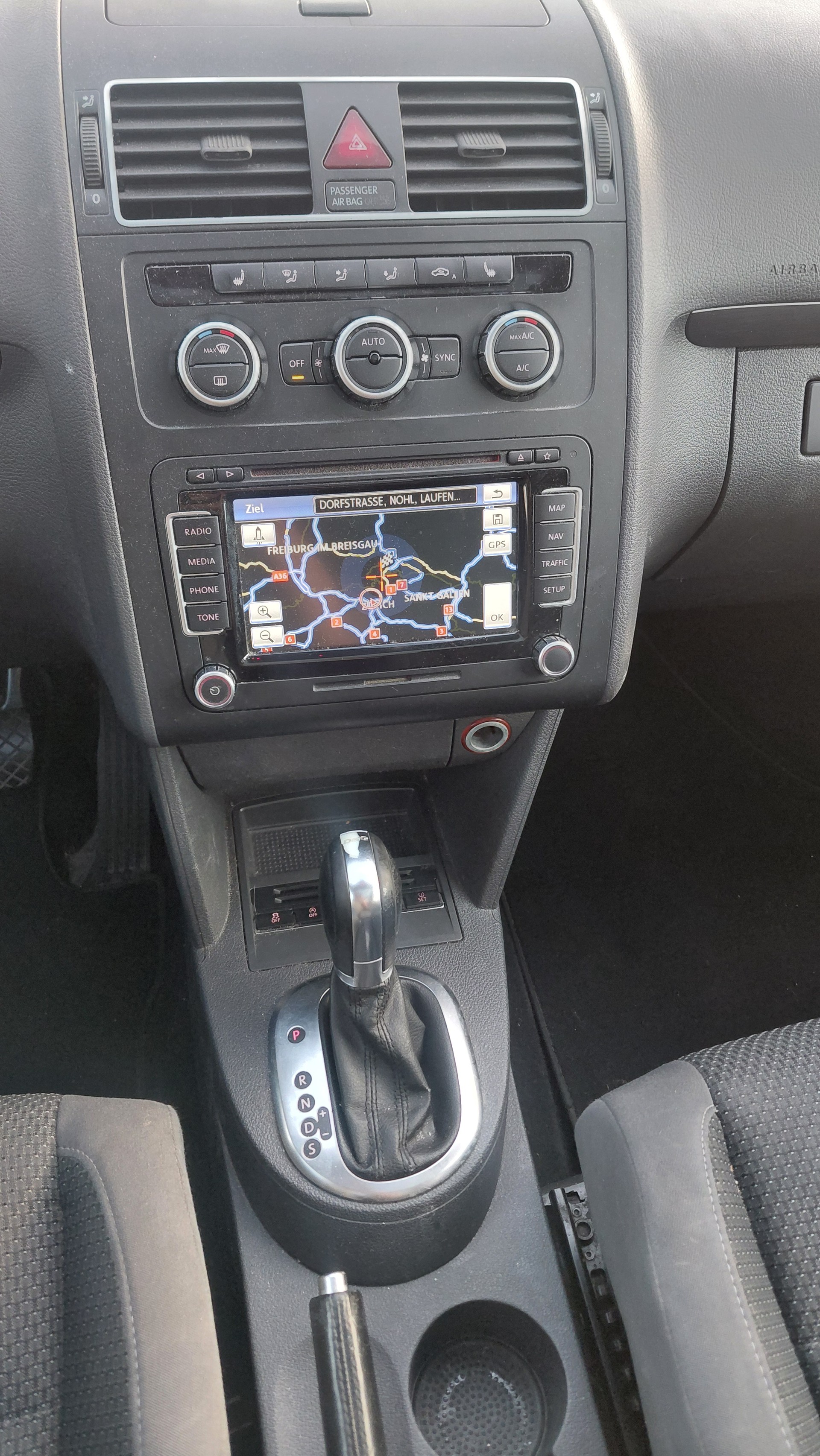 VW Touran 2.0 TDI BlueMotion Technology Team DSG 7 Plätze-image-12