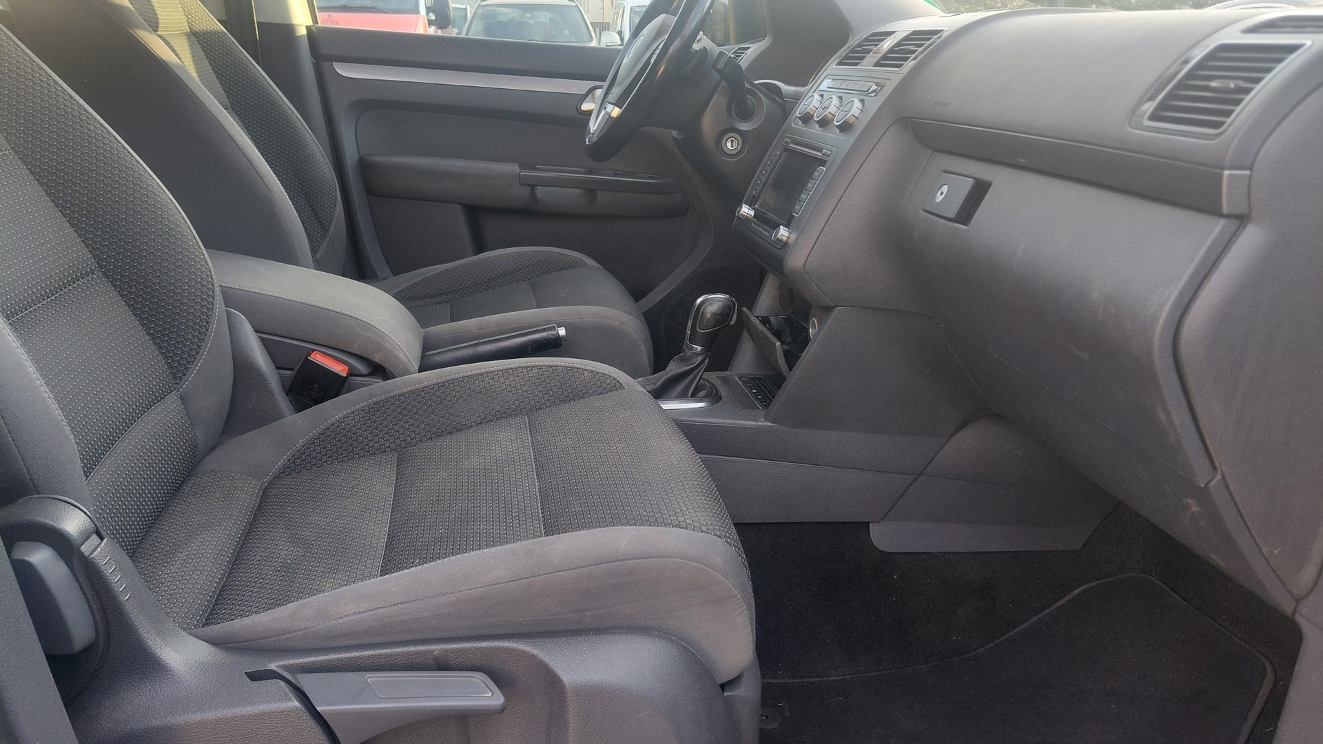 VW Touran 2.0 TDI BlueMotion Technology Team DSG 7 Plätze-image-9