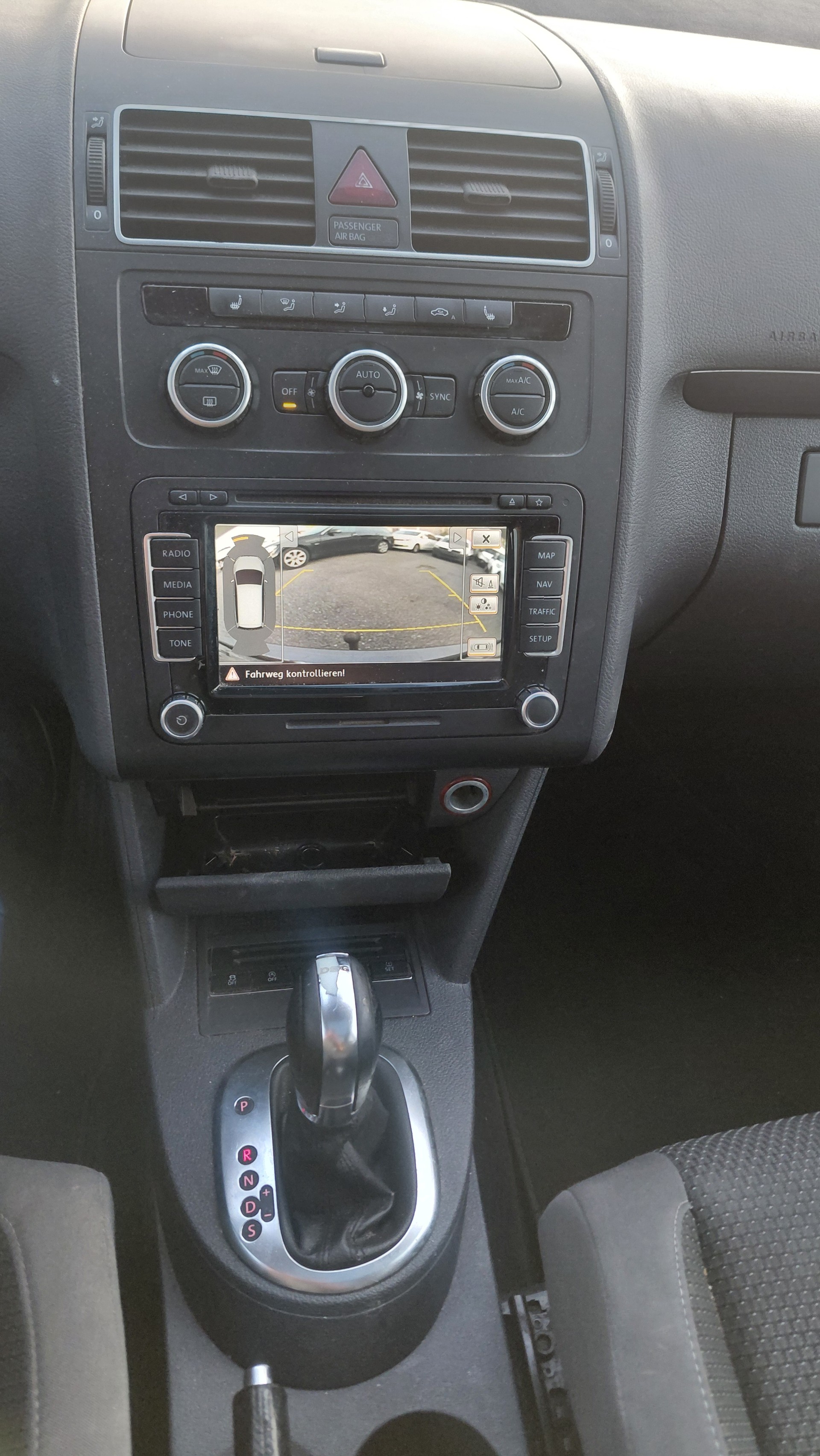 VW Touran 2.0 TDI BlueMotion Technology Team DSG 7 Plätze-image-11