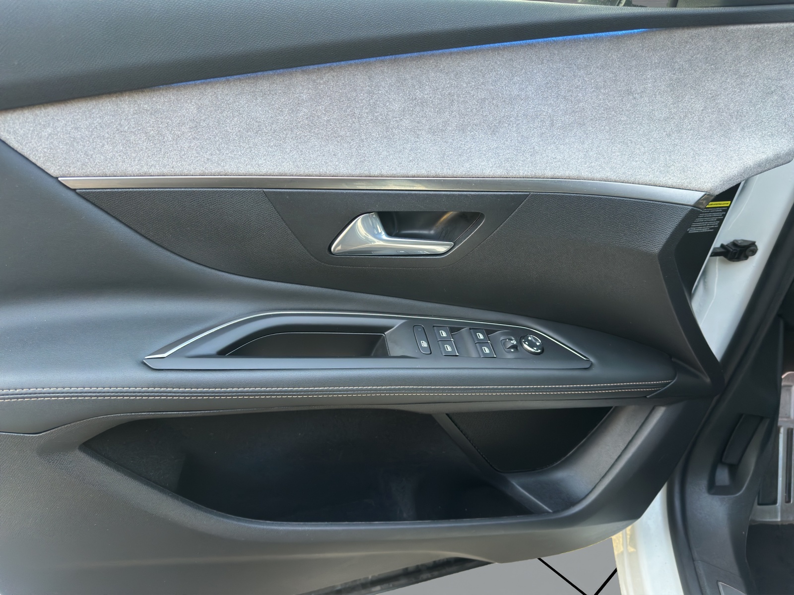 PEUGEOT 3008 225e Hybrid2 GT EAT8-image-13