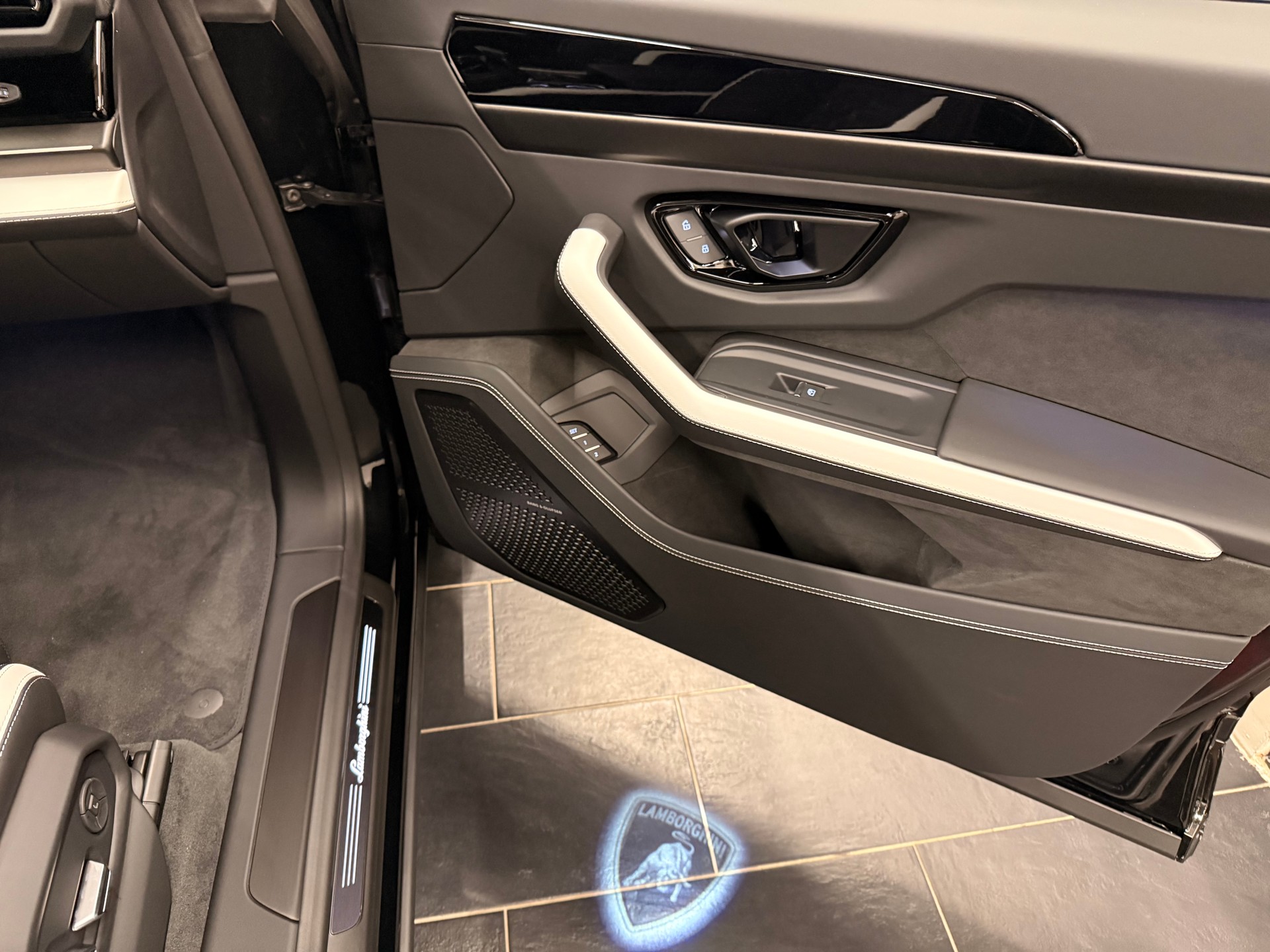LAMBORGHINI Urus SE-image-9