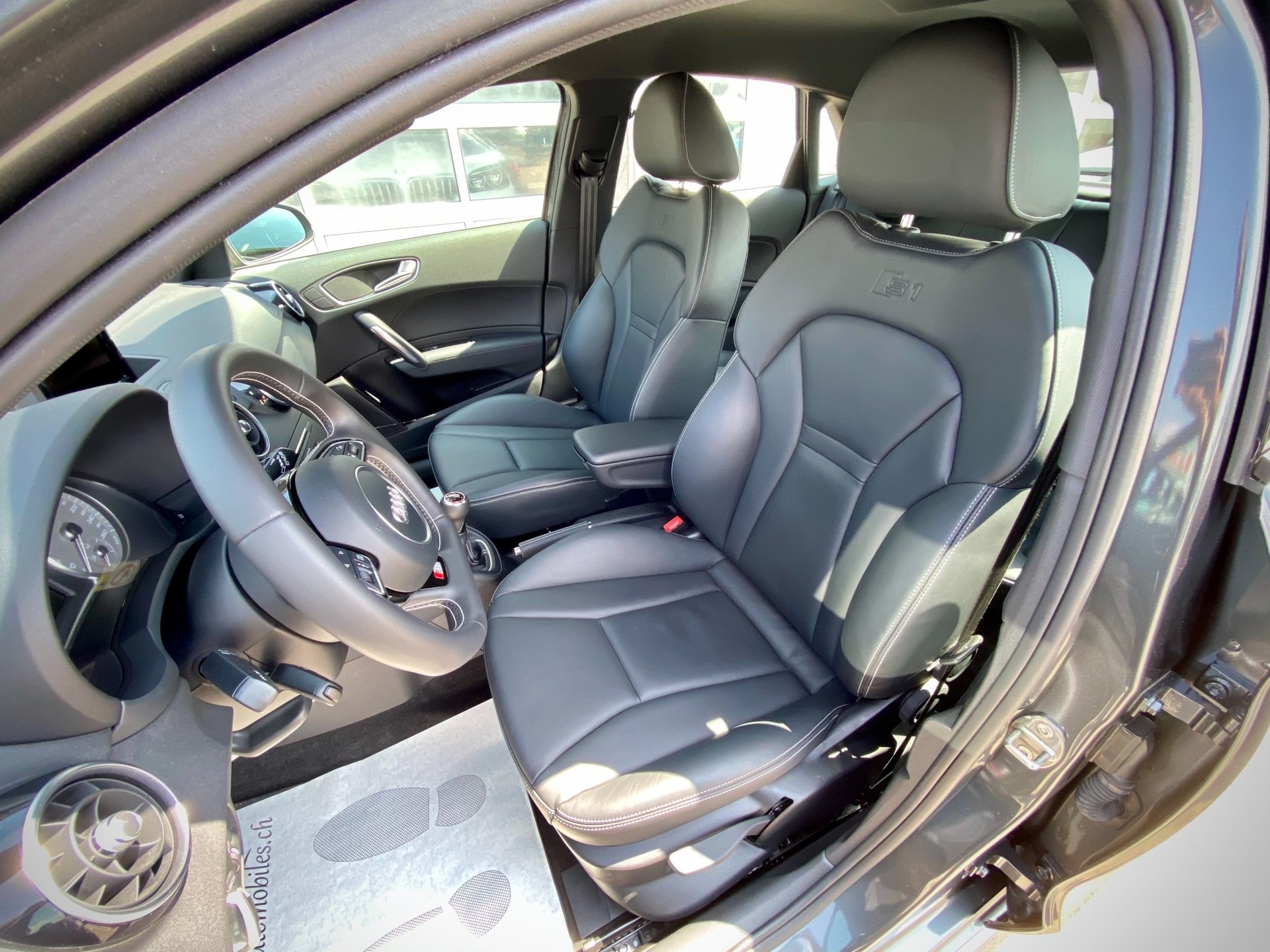 AUDI S1 Sportback 2.0 TFSI quattro - Véhicule Suisse (CH)-image-9