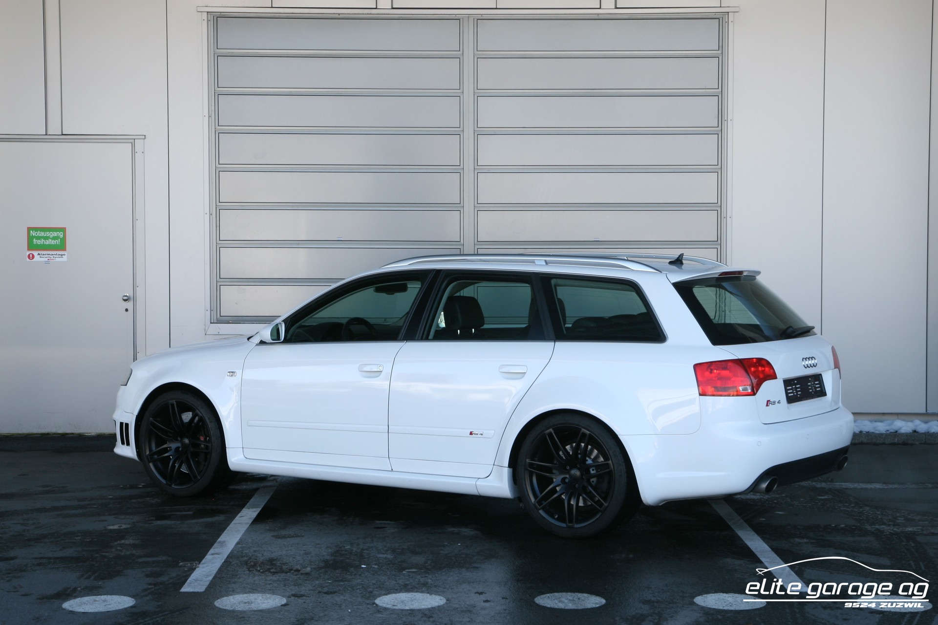 AUDI RS4 Avant 4.2 V8 quattro-image-2
