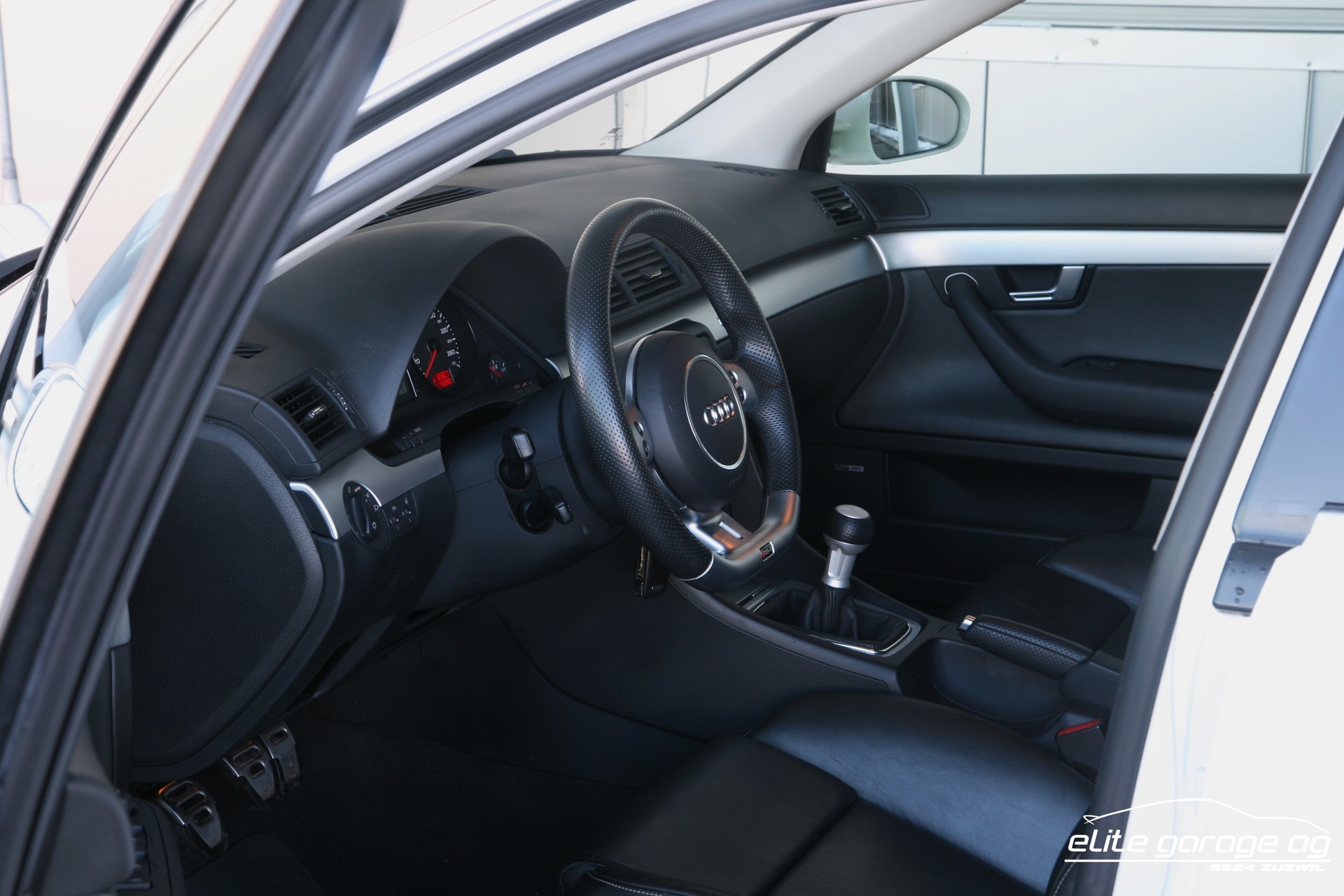 AUDI RS4 Avant 4.2 V8 quattro-image-12