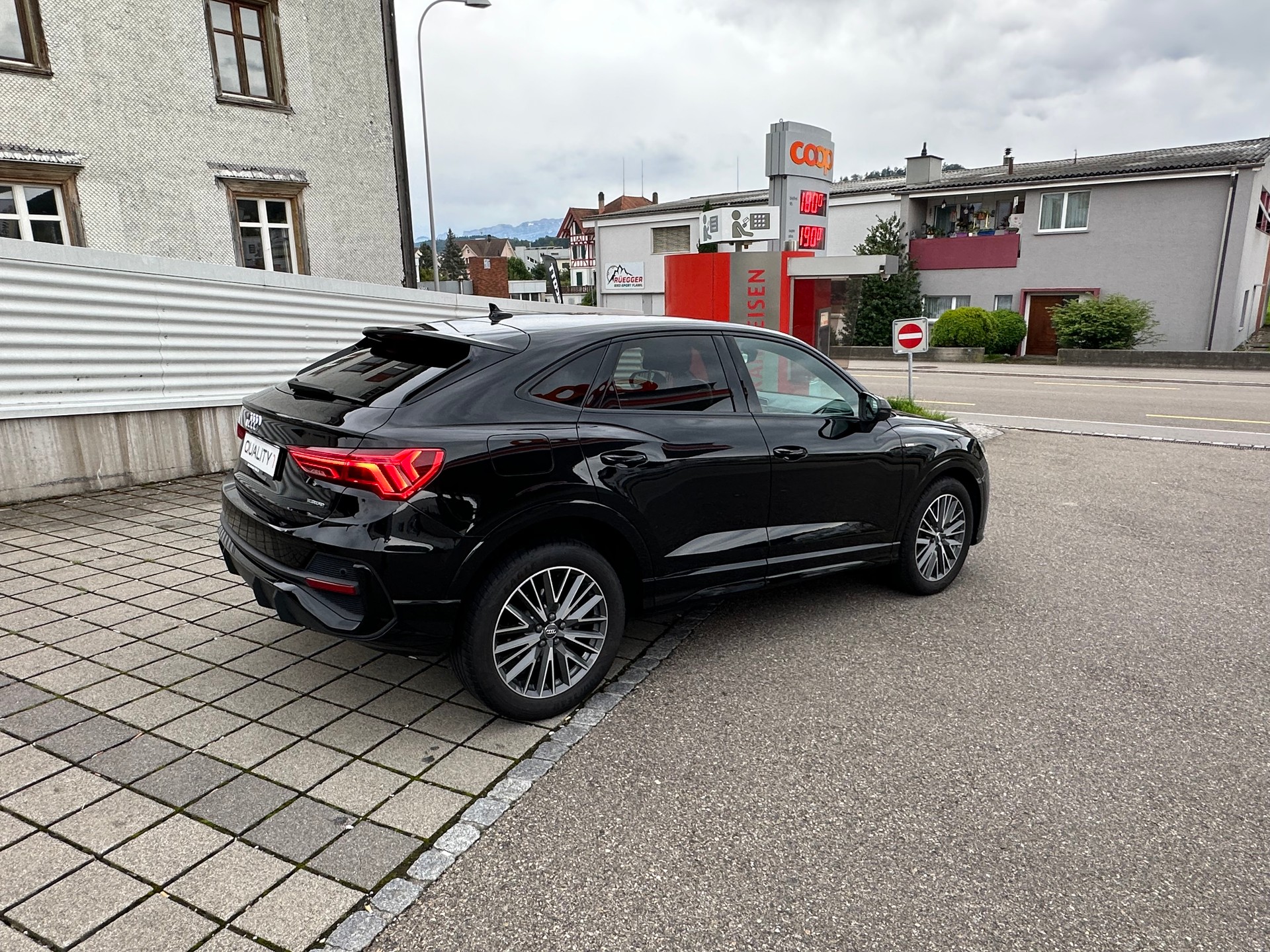 AUDI Q3 Sportback 40 TDI S line quattro-image-2