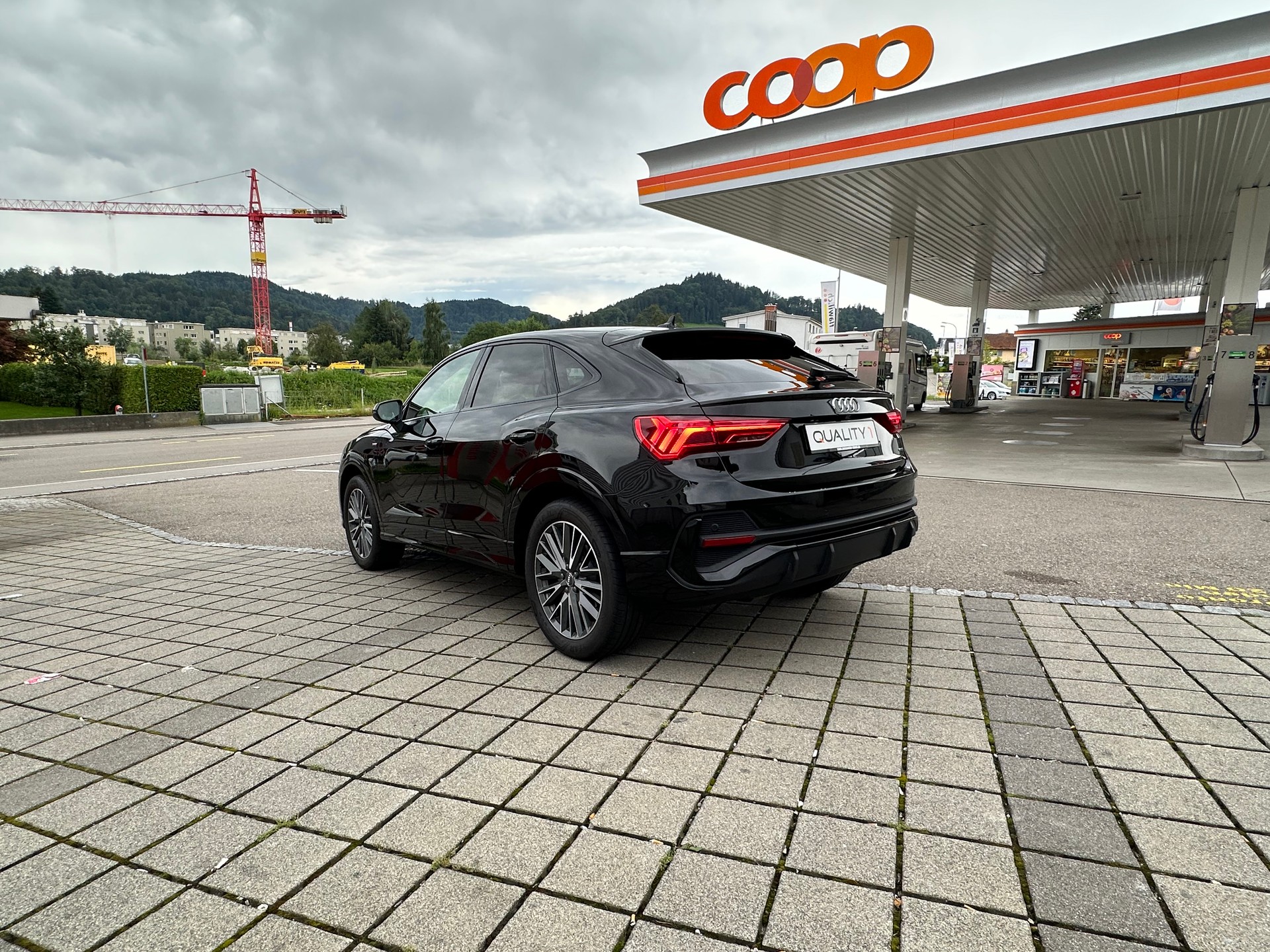 AUDI Q3 Sportback 40 TDI S line quattro-image-3