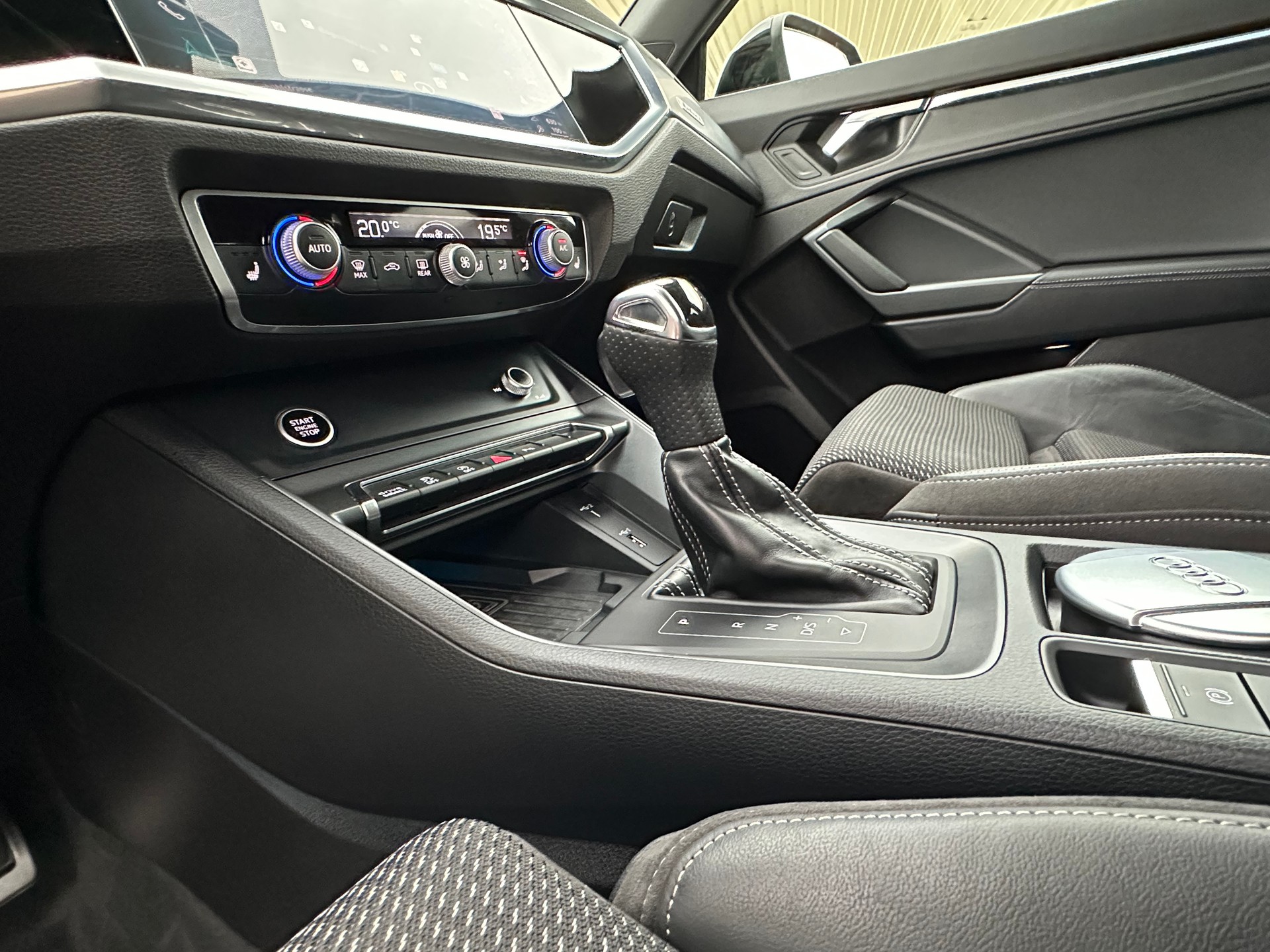 AUDI Q3 Sportback 40 TDI S line quattro-image-9