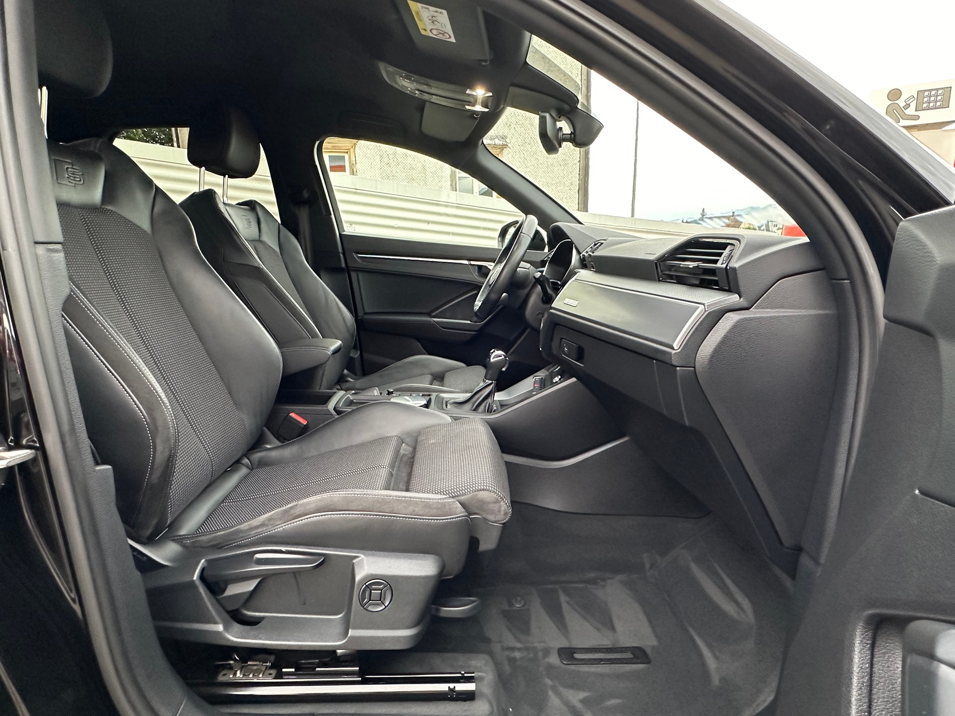 AUDI Q3 Sportback 40 TDI S line quattro-image-6