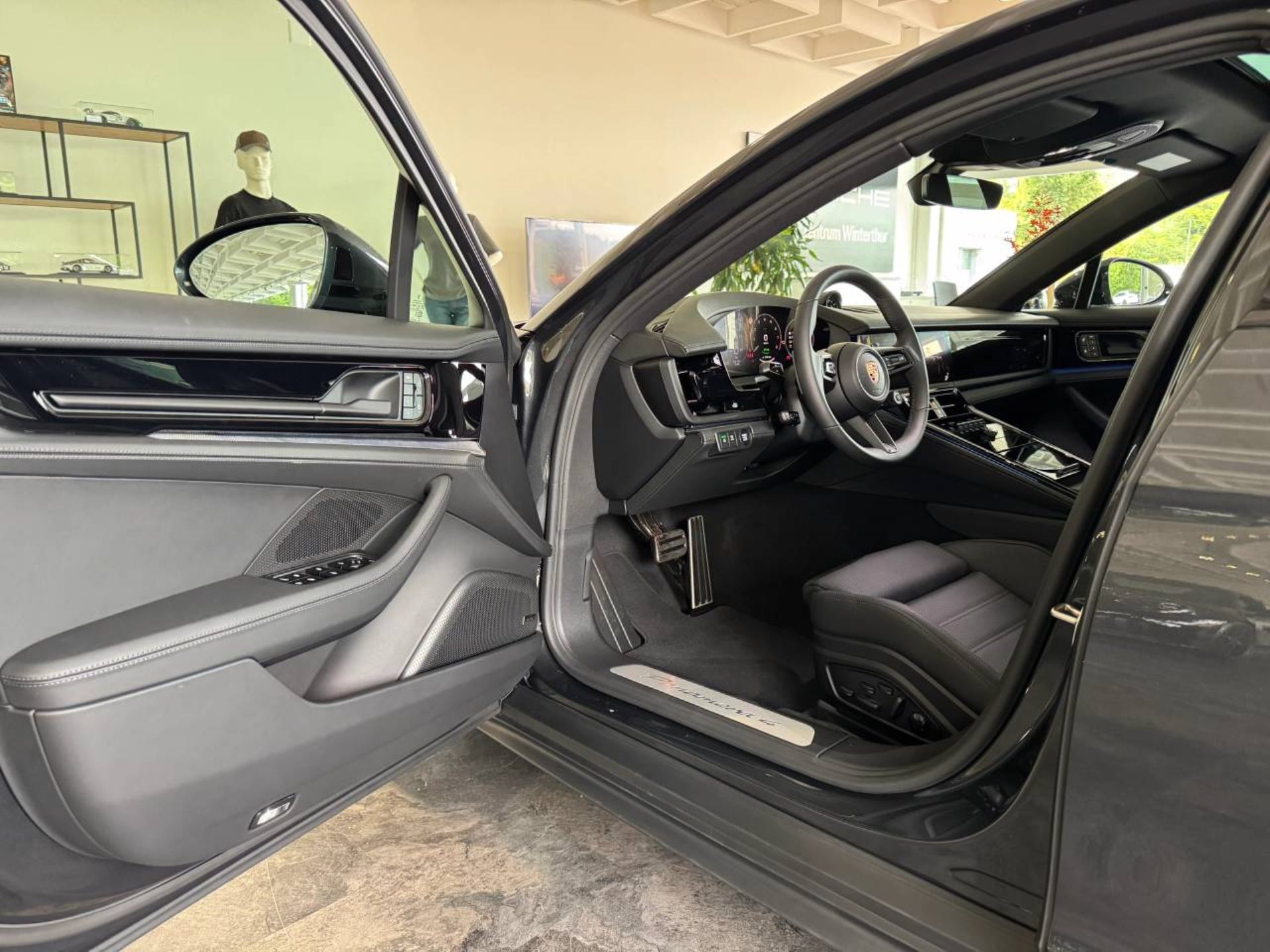 PORSCHE Panamera 4 E-Hybrid-image-3
