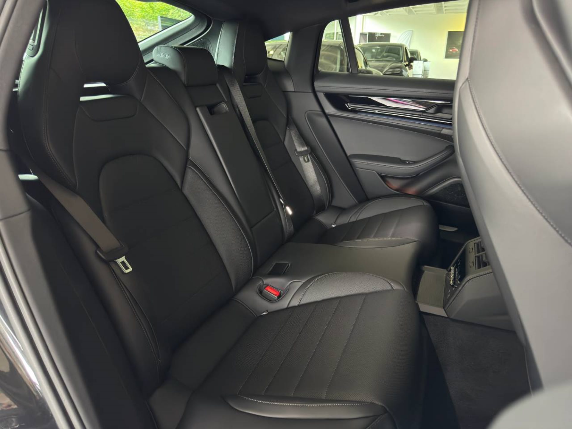 PORSCHE Panamera 4 E-Hybrid-image-31
