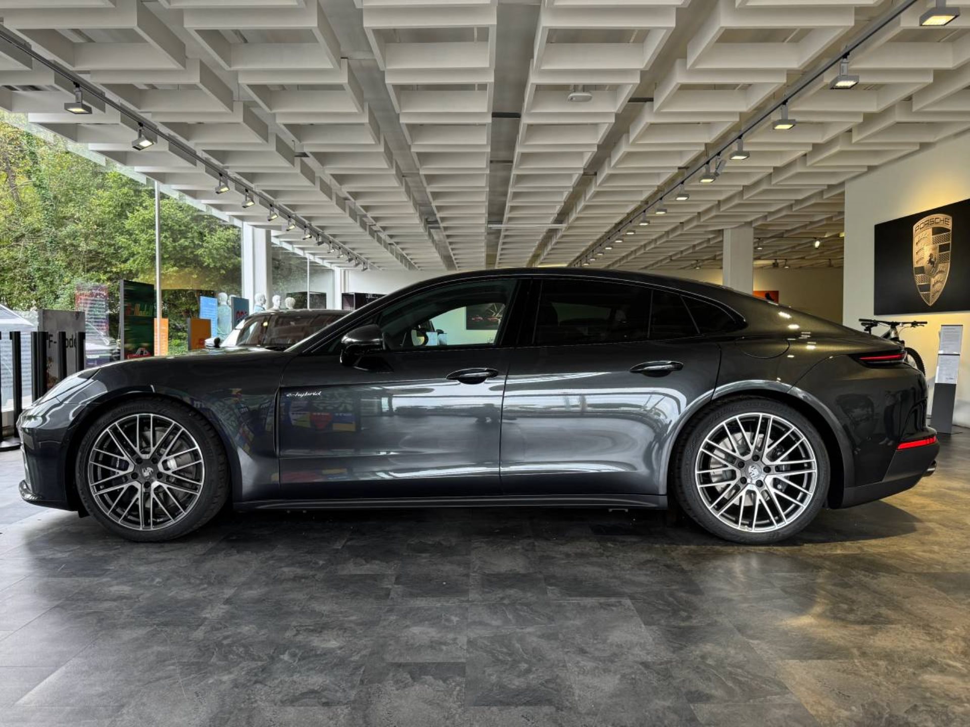 PORSCHE Panamera 4 E-Hybrid-image-1