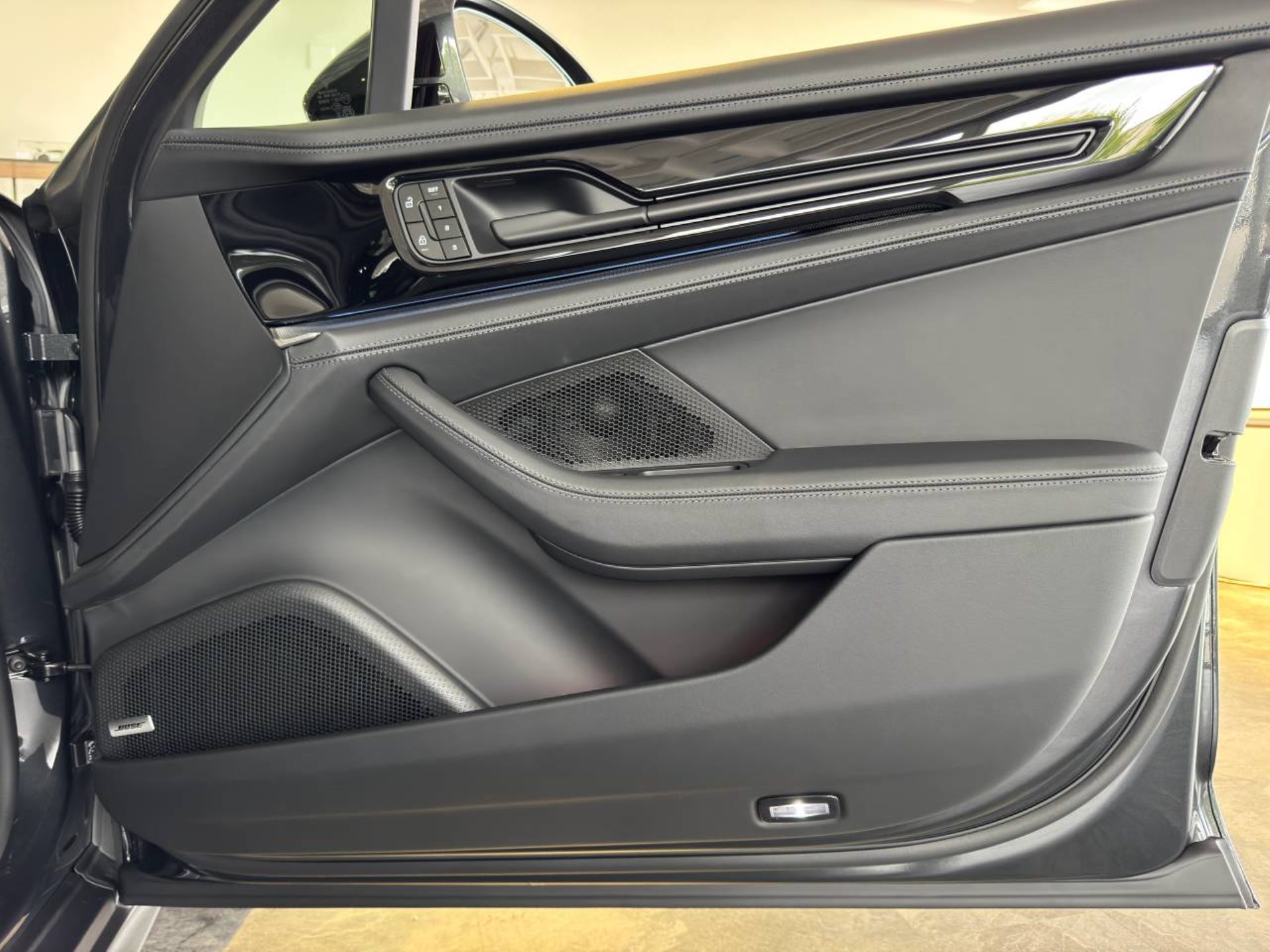 PORSCHE Panamera 4 E-Hybrid-image-26