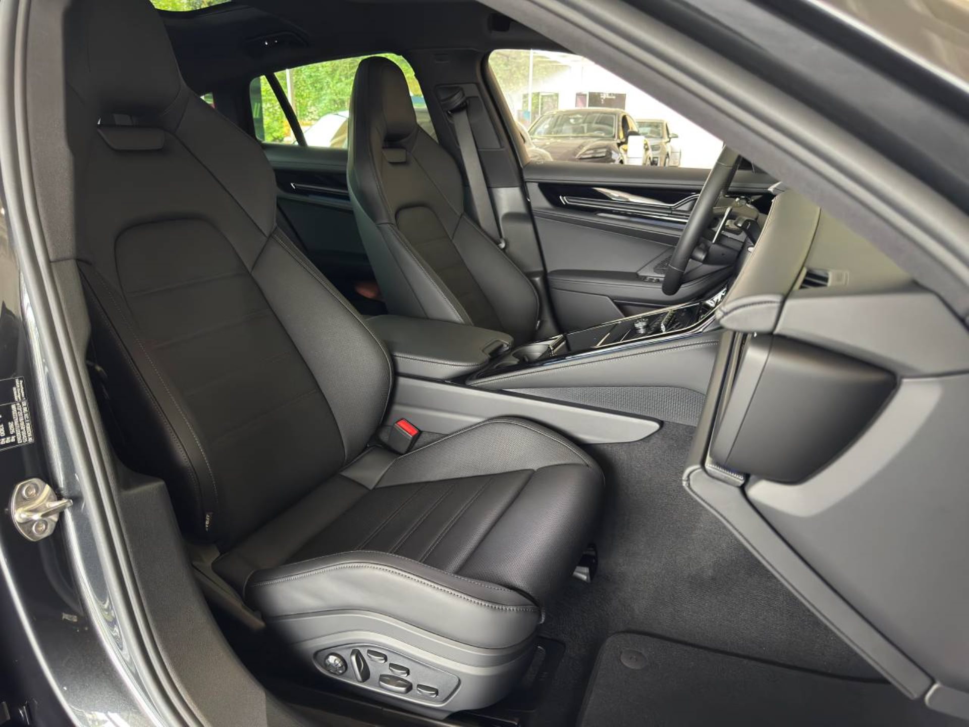 PORSCHE Panamera 4 E-Hybrid-image-23