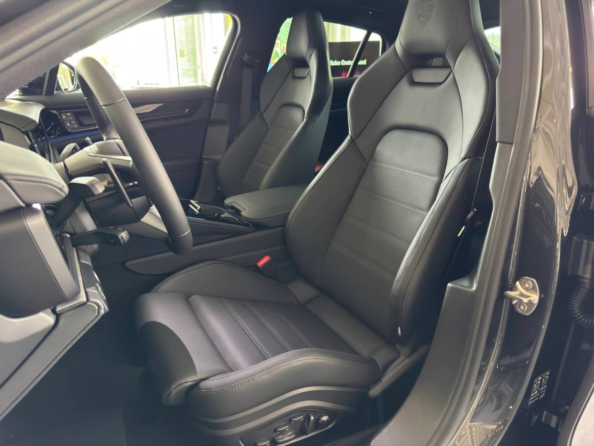 PORSCHE Panamera 4 E-Hybrid-image-4