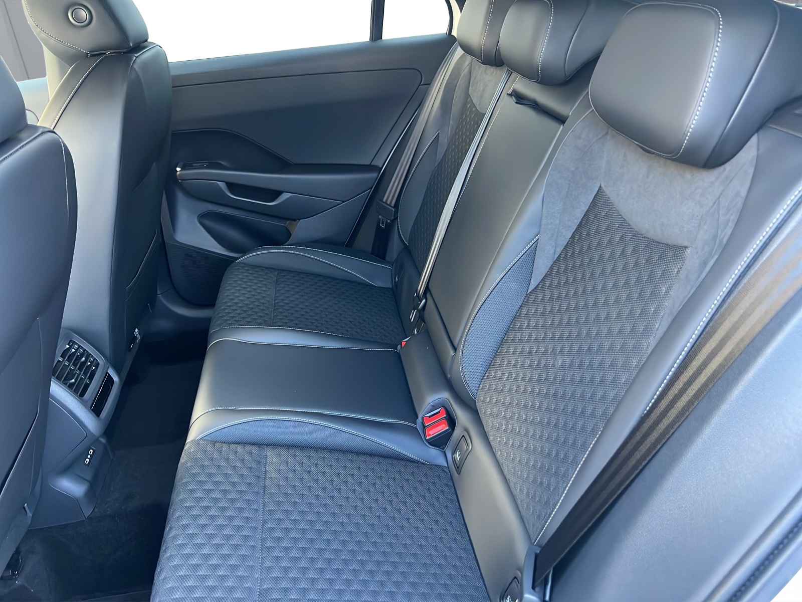 VW T-Roc 1.5 eTSI mHEV R-Line DSG-image-10