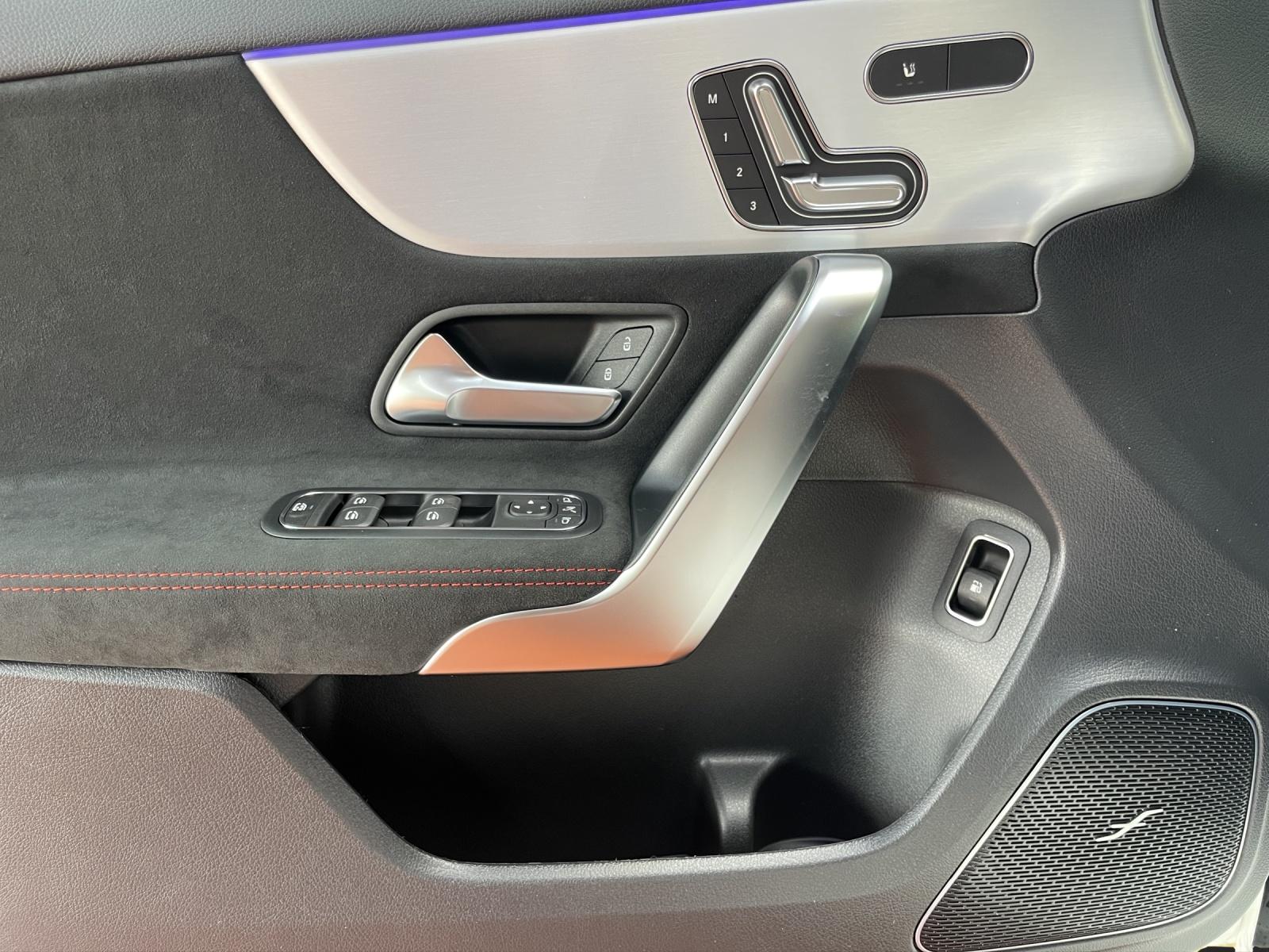 MERCEDES-BENZ A 250 e EQ Star AMG Line-image-6
