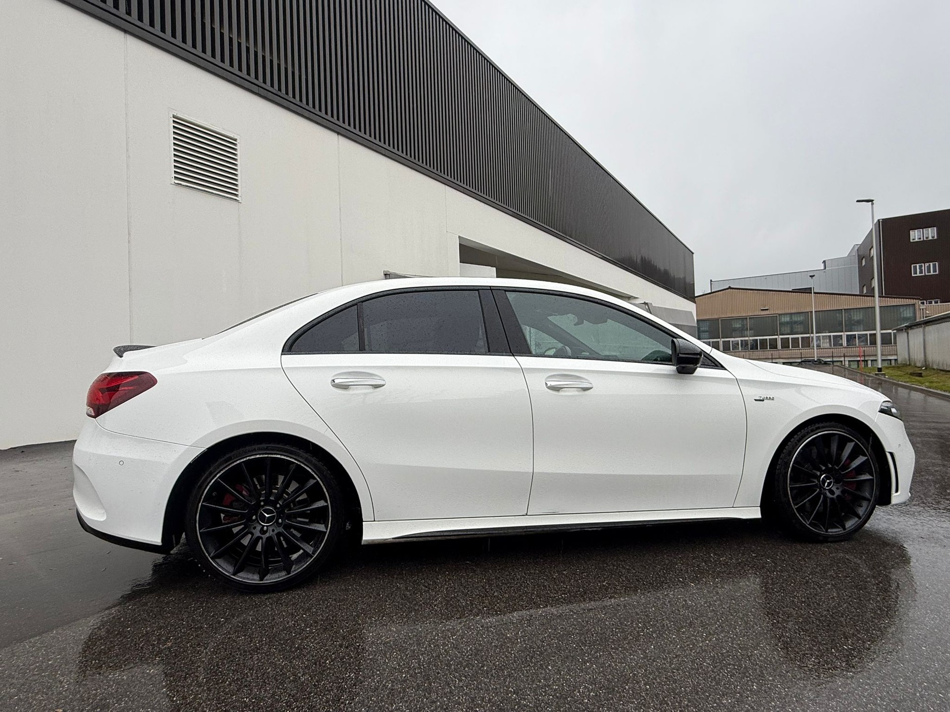 MERCEDES-BENZ A 35 AMG 4Matic Speedshift-image-4