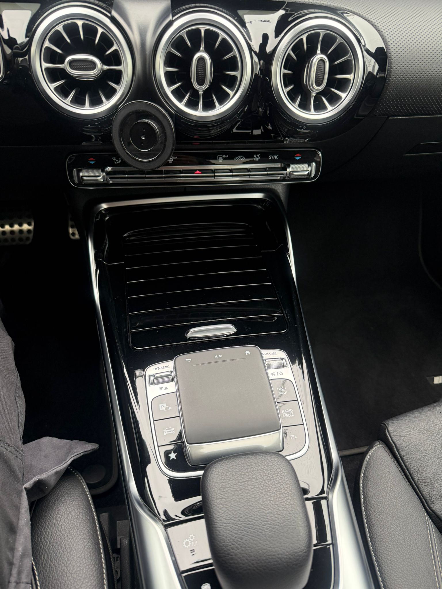 MERCEDES-BENZ A 35 AMG 4Matic Speedshift-image-9
