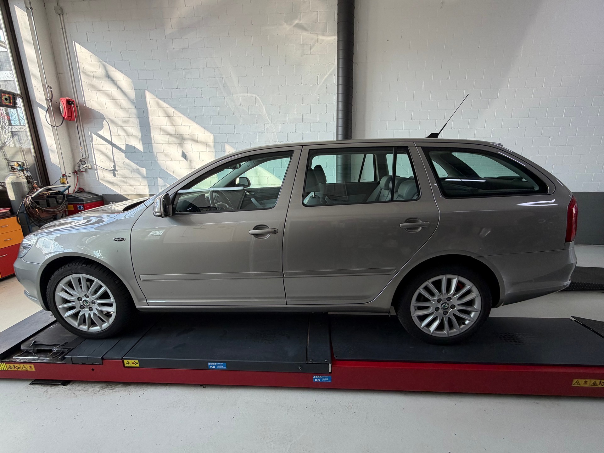 SKODA Octavia Combi 1.8 TSI Laurin & Klement DSG-image-2
