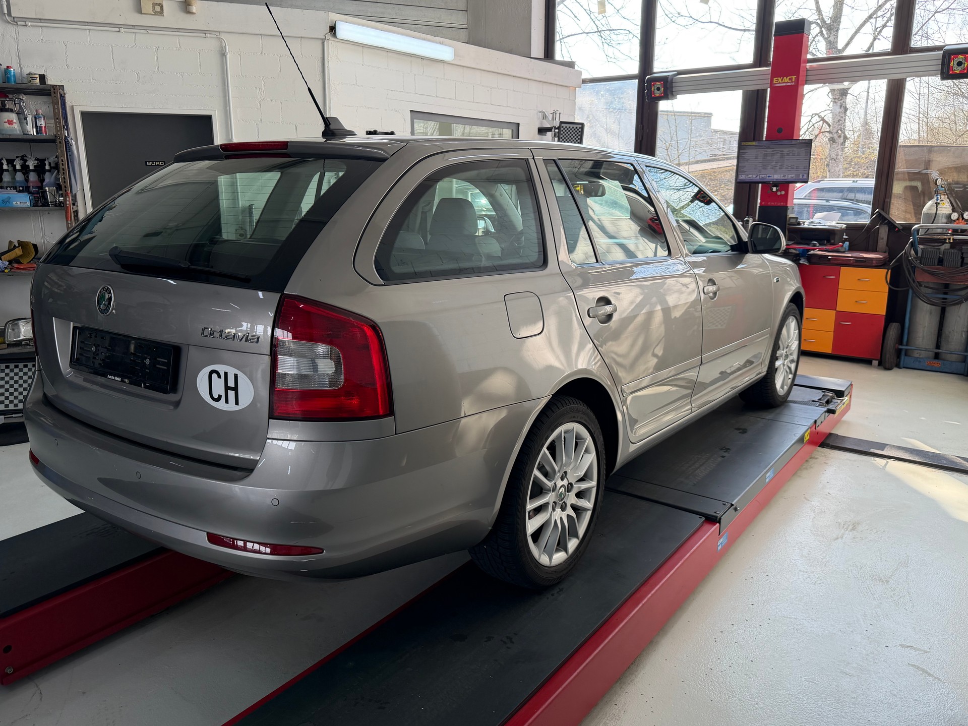 SKODA Octavia Combi 1.8 TSI Laurin & Klement DSG-image-5