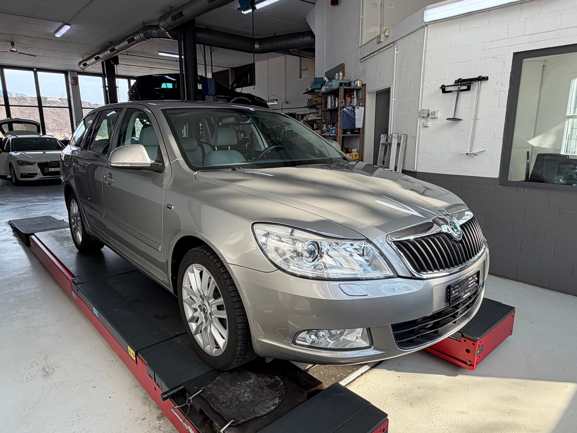 SKODA Octavia Combi 1.8 TSI Laurin & Klement DSG-image-6