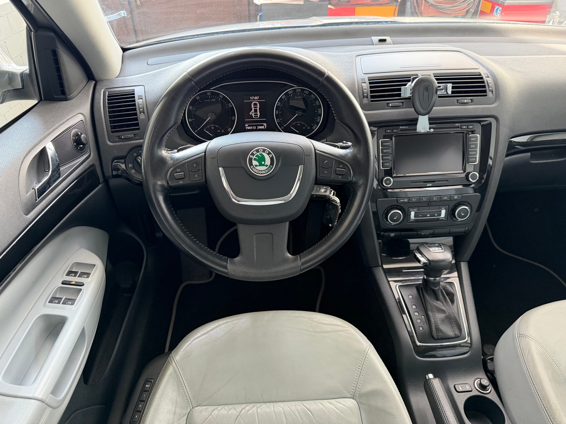 SKODA Octavia Combi 1.8 TSI Laurin & Klement DSG-image-11