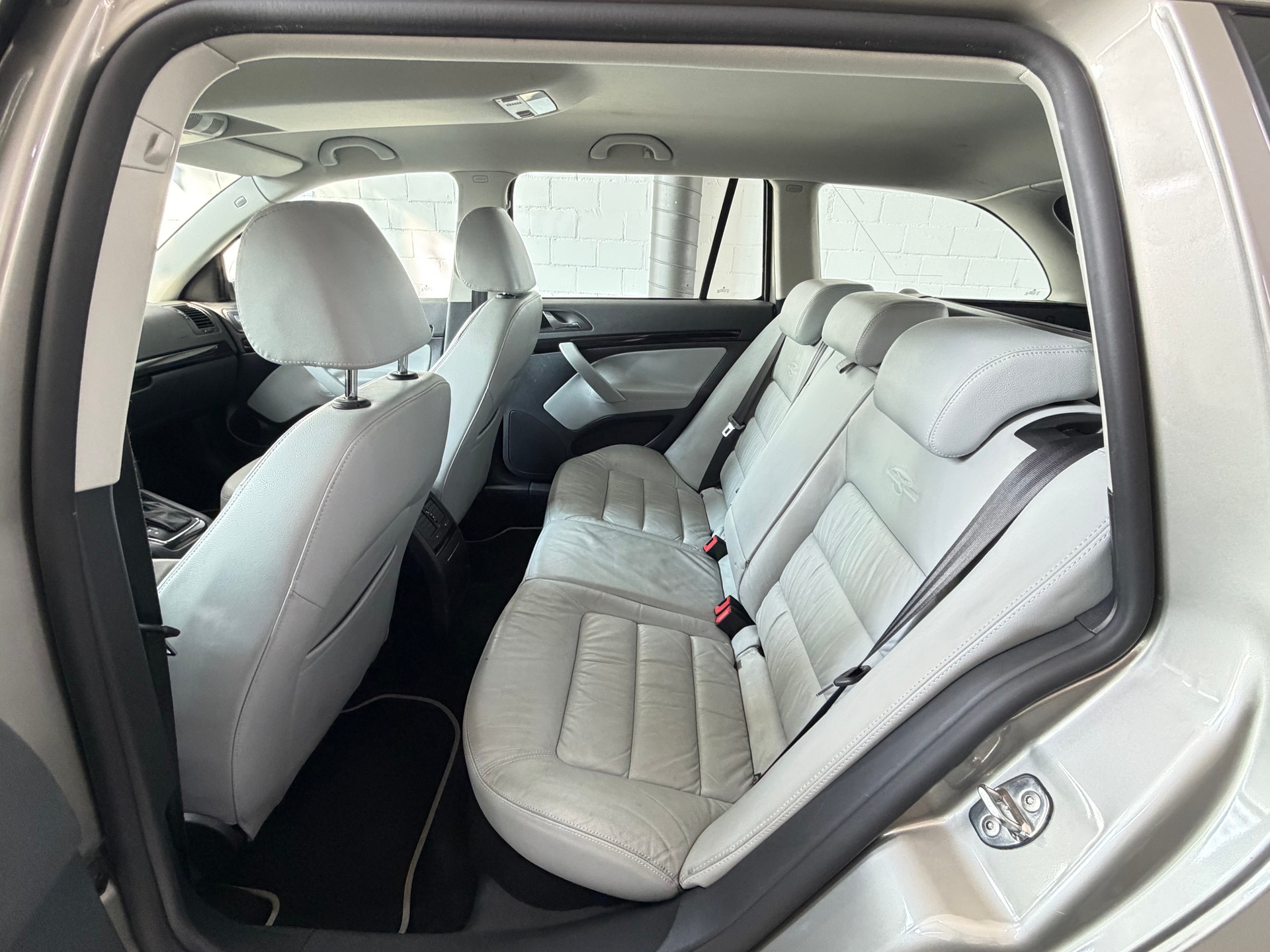 SKODA Octavia Combi 1.8 TSI Laurin & Klement DSG-image-8