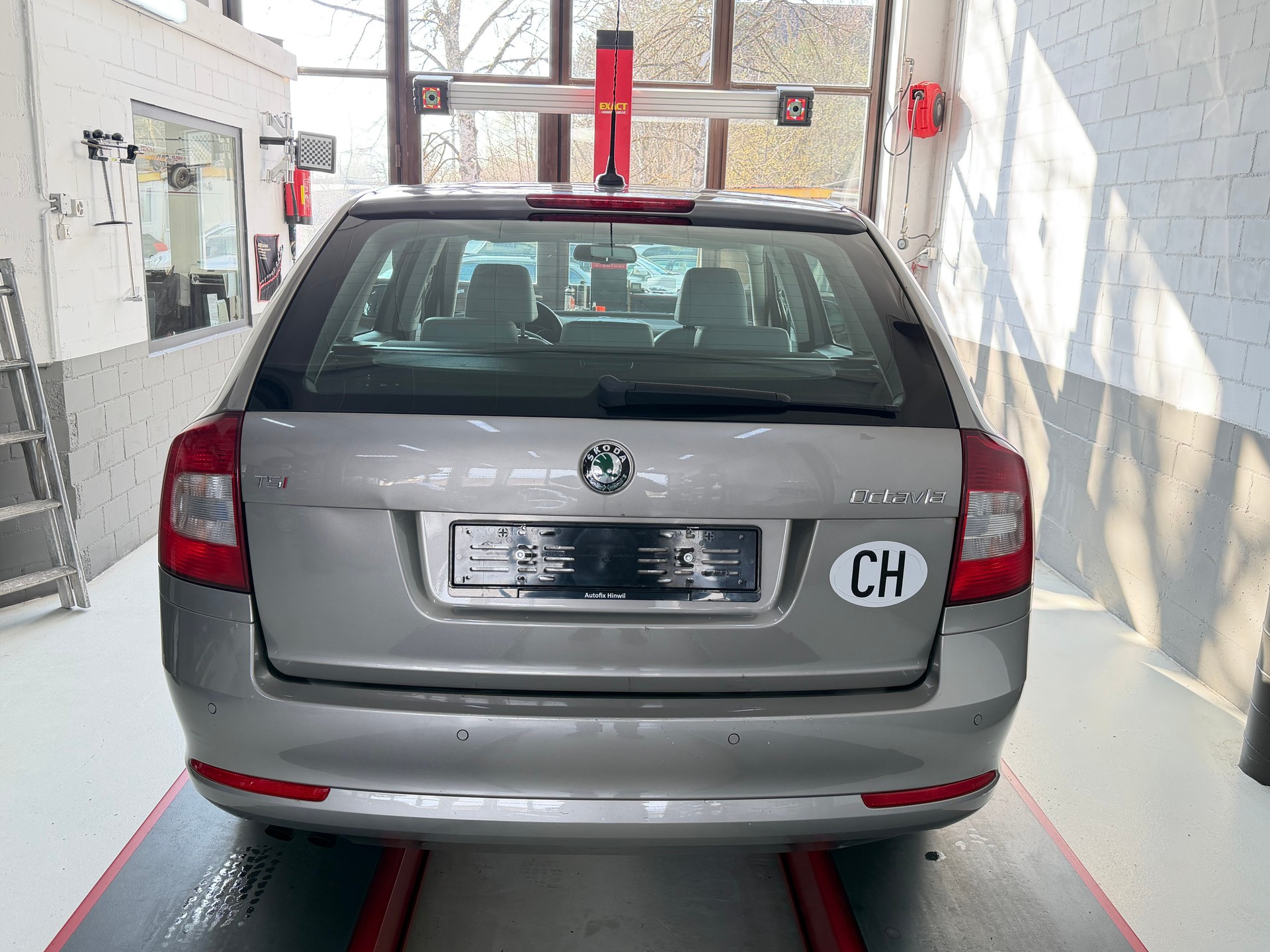 SKODA Octavia Combi 1.8 TSI Laurin & Klement DSG-image-4