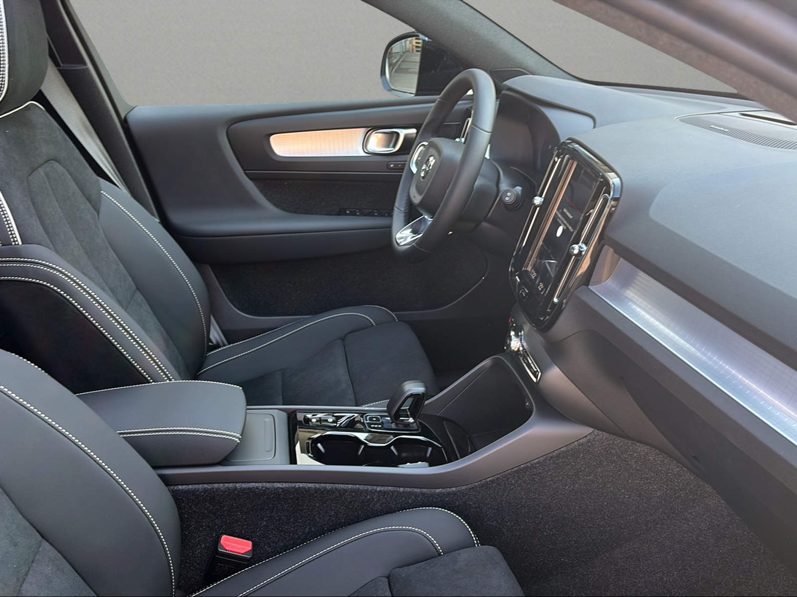 VOLVO XC40 B3 Benzin Mild Hybrid Plus Dark DCT-image-10